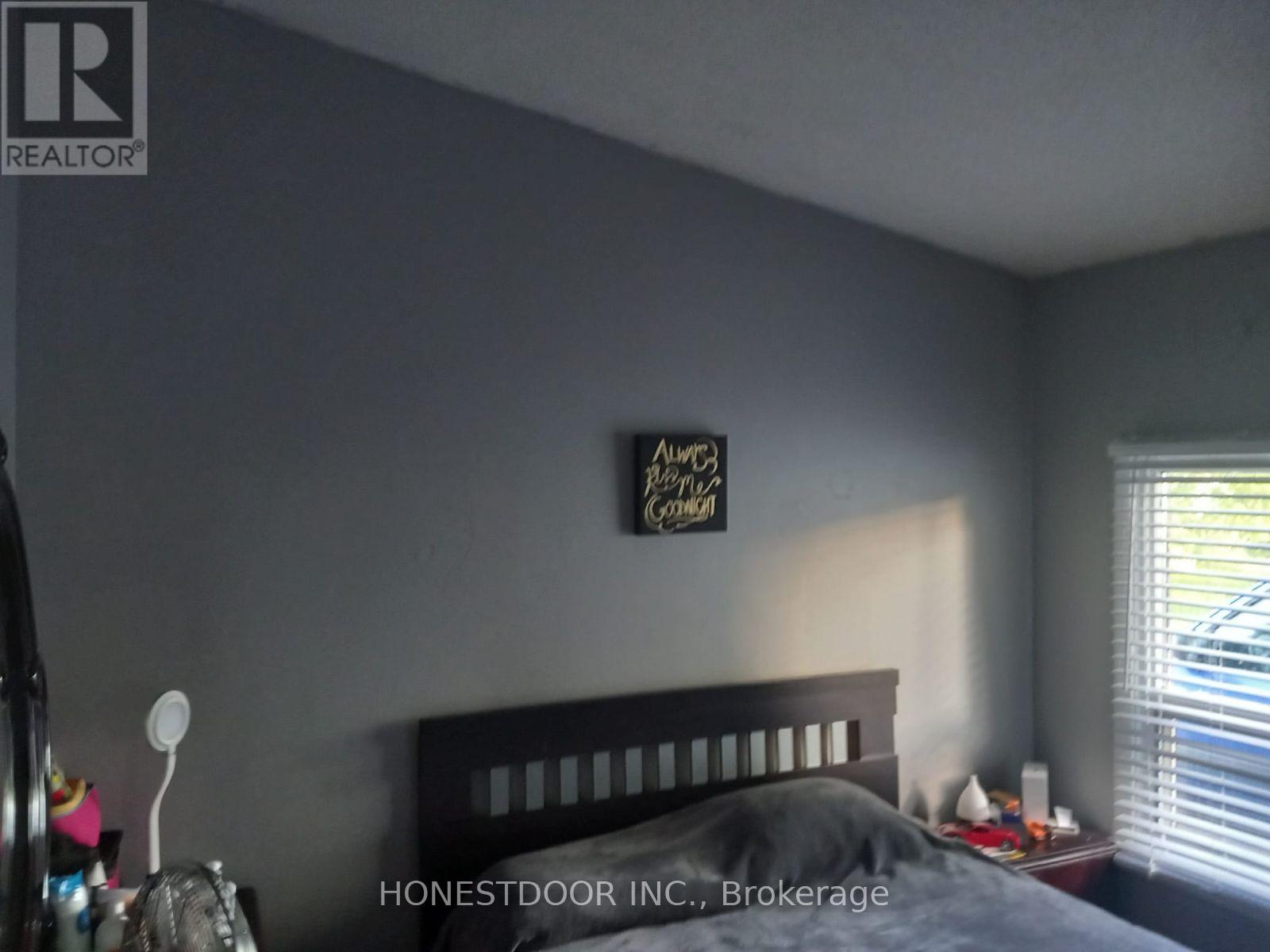 7568 Redstone Road, Mississauga (Malton), Ontario  L4T 2B9 - Photo 6 - W9415577