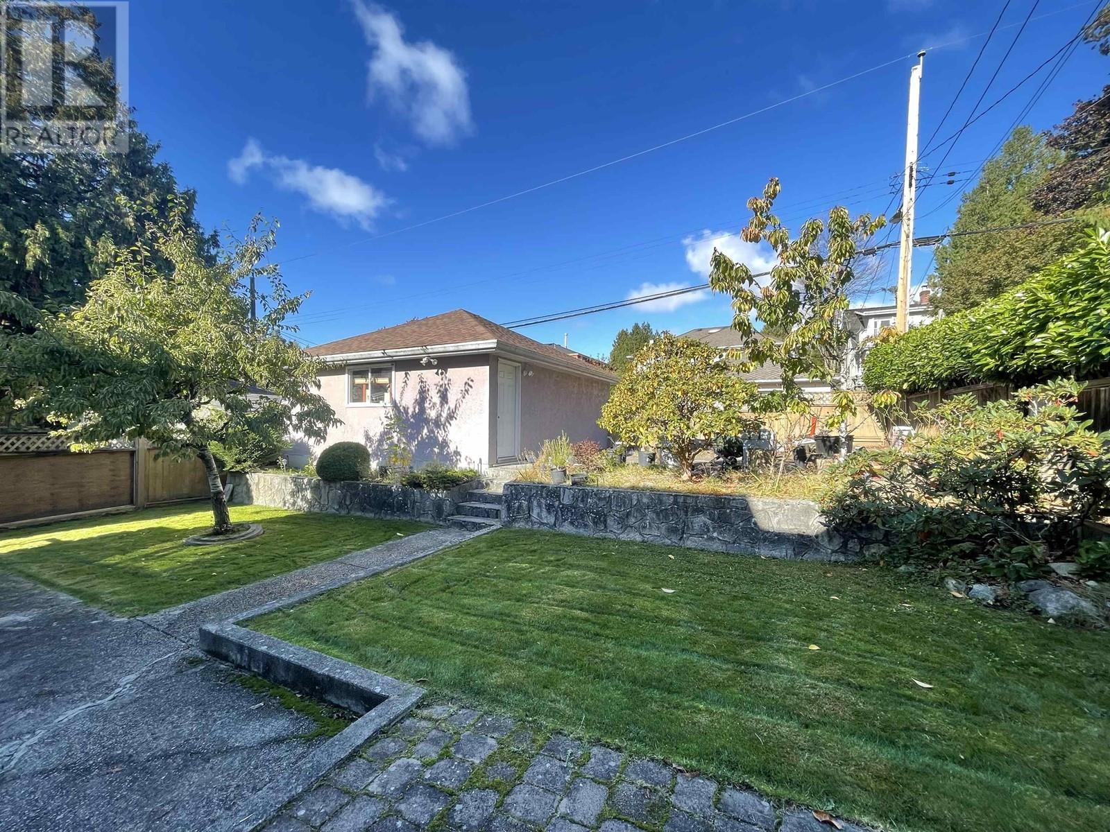 Listing Picture 2 of 3 : 1727 W 61ST AVENUE, Vancouver / 溫哥華 - 魯藝地產 Yvonne Lu Group - MLS Medallion Club Member