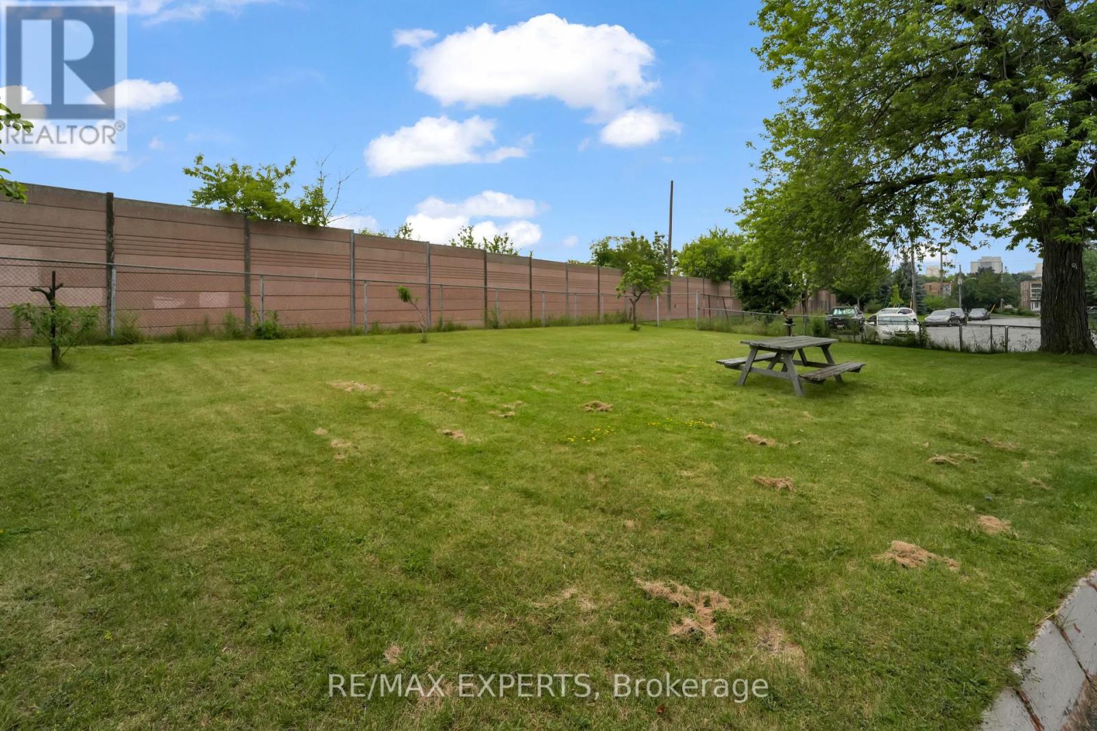 Property at 44 ELWAY COURT image 3