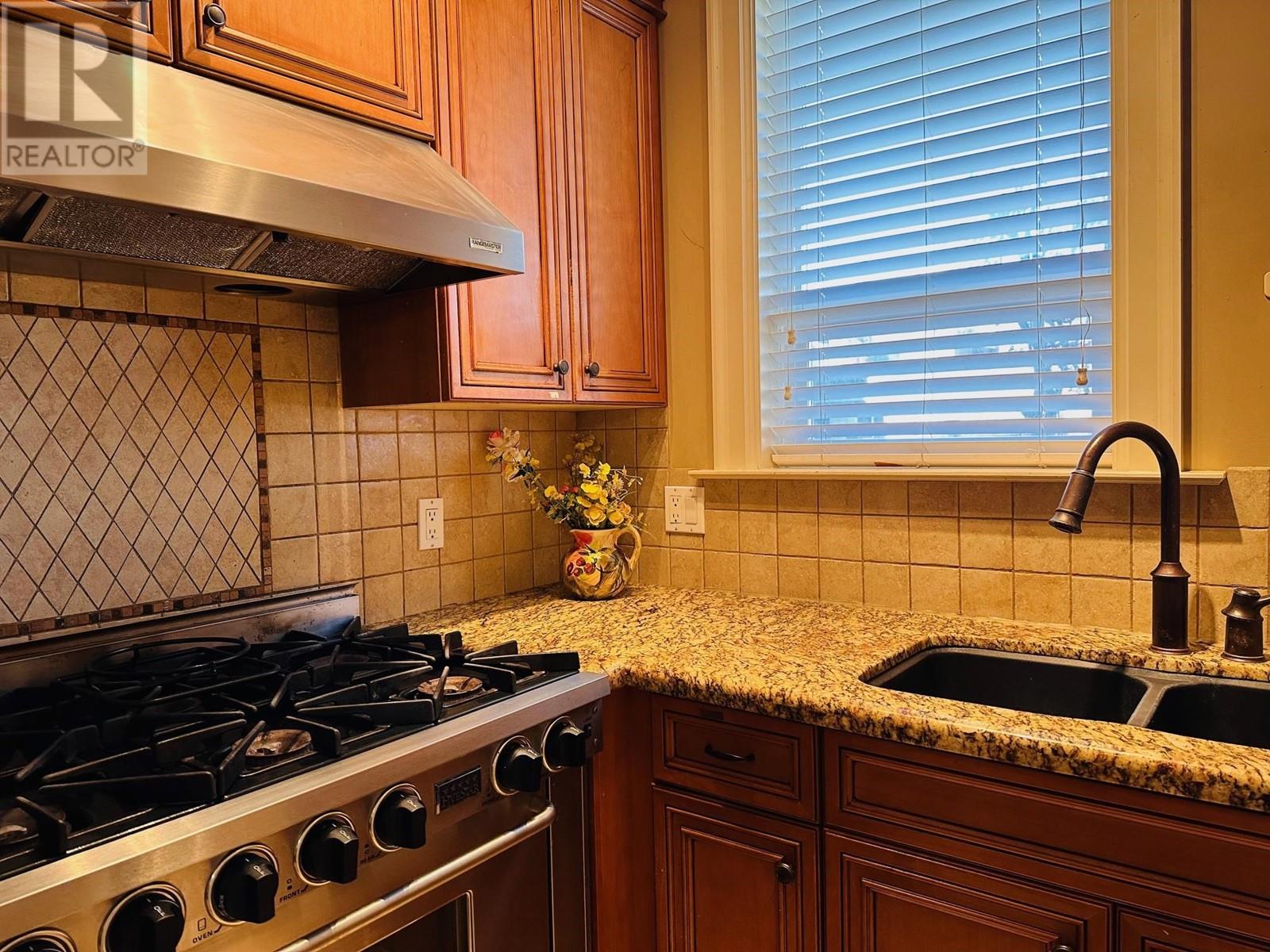 Listing Picture 6 of 17 : 733 W 66TH AVENUE, Vancouver / 溫哥華 - 魯藝地產 Yvonne Lu Group - MLS Medallion Club Member