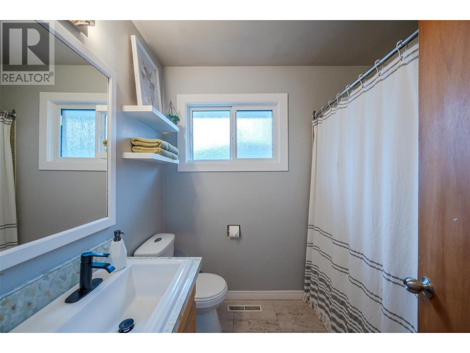 1301 BALFOUR Street Penticton, BC V2A4Y7_10