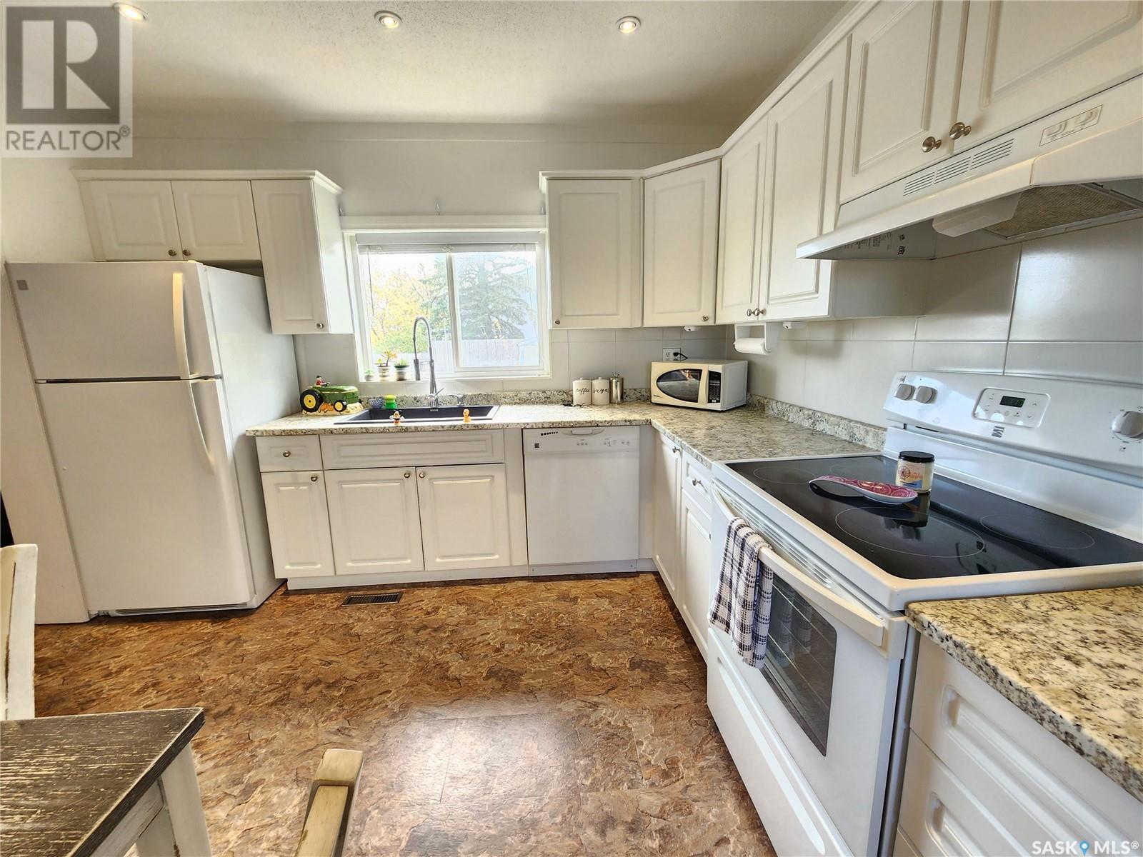 10 Danton Street, Tribune, Saskatchewan  S0C 2M0 - Photo 2 - SK986459