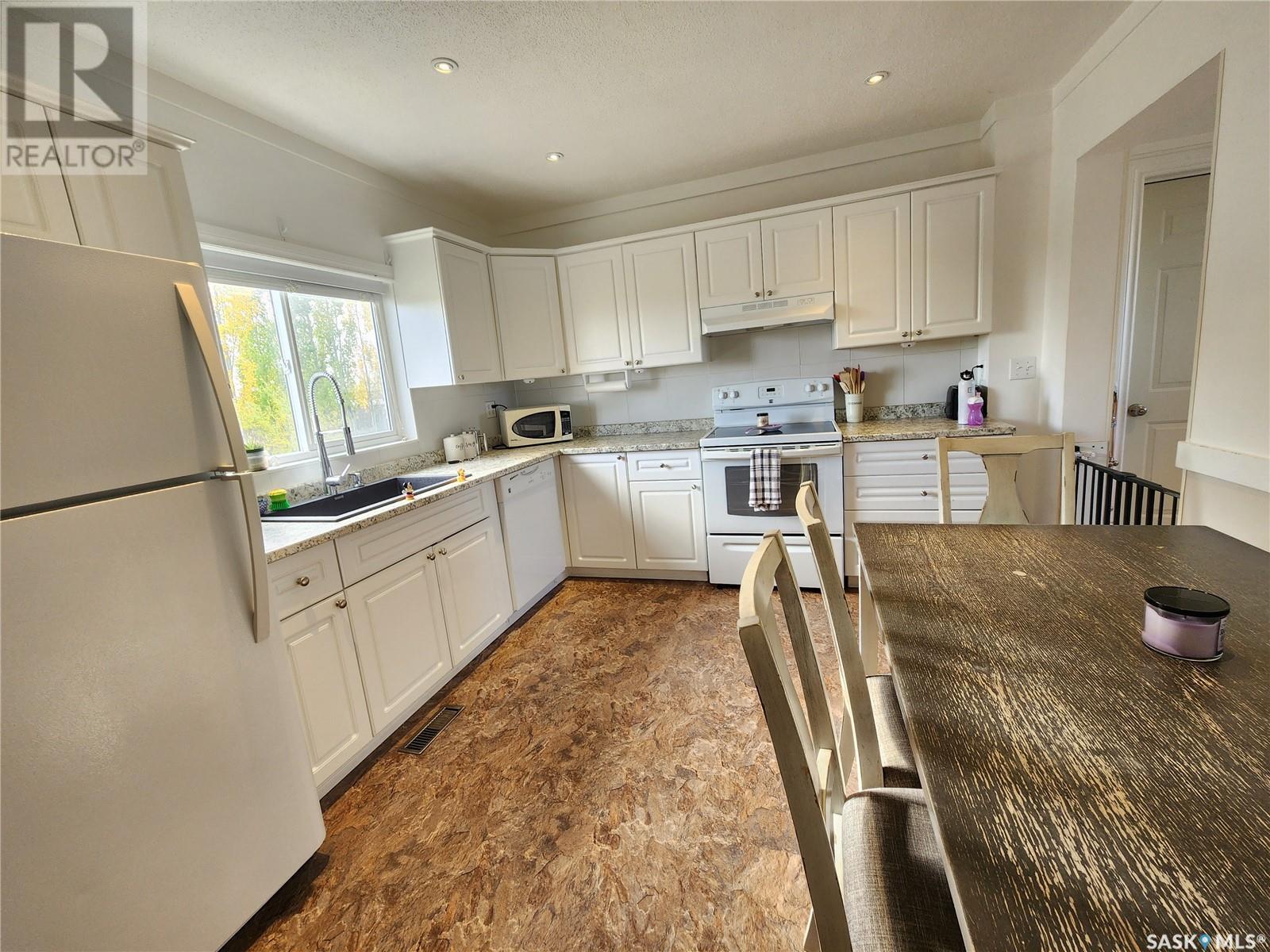 10 Danton Street, Tribune, Saskatchewan  S0C 2M0 - Photo 4 - SK986459