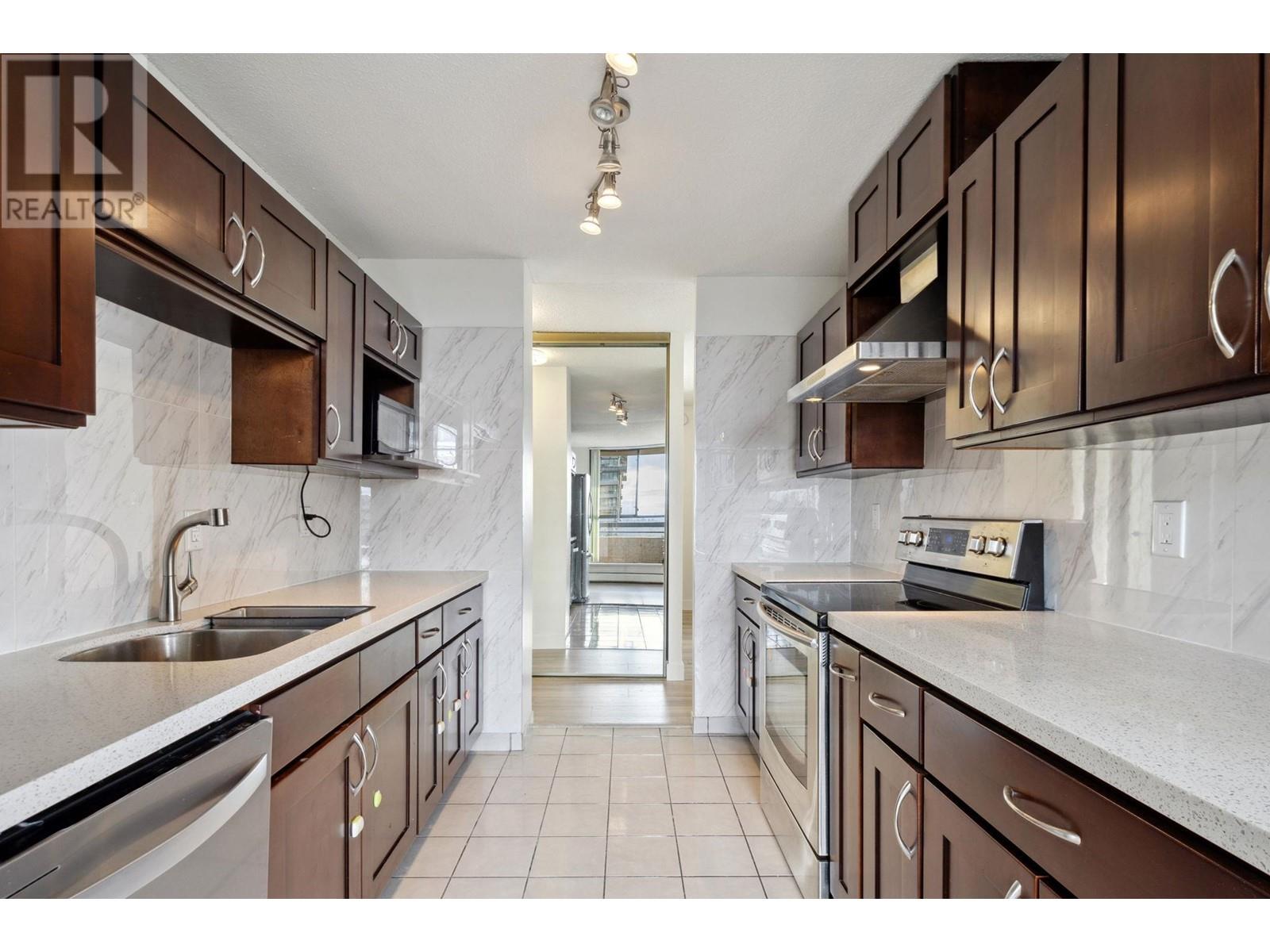 Listing Picture 5 of 18 : 2103 3737 BARTLETT COURT, Burnaby / 本拿比 - 魯藝地產 Yvonne Lu Group - MLS Medallion Club Member