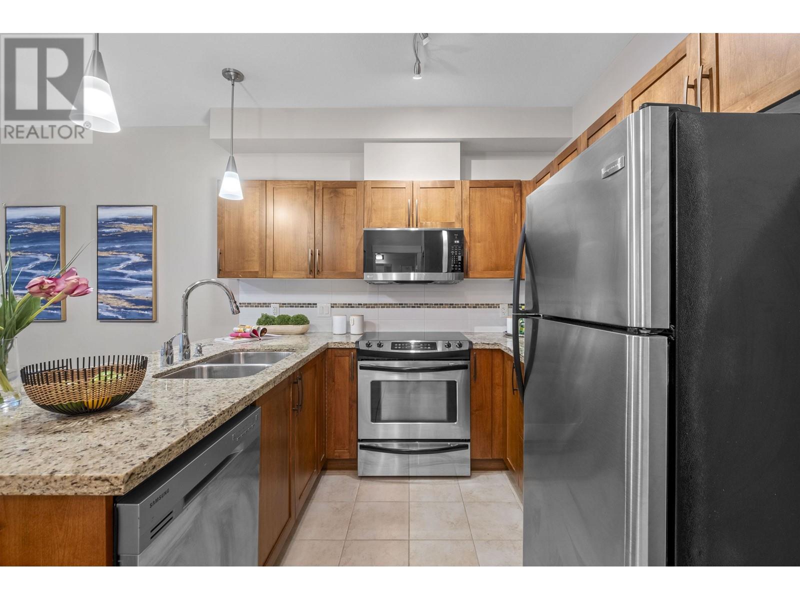 208 11950 Harris Road, Pitt Meadows, British Columbia  V3Y 0B7 - Photo 2 - R2937463