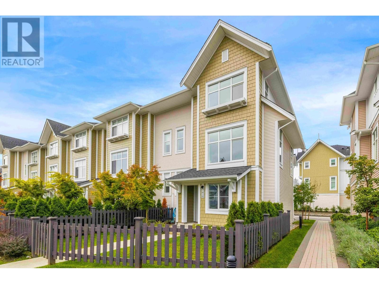 1010 11280 Pazarena Place, Maple Ridge, British Columbia  V2X 9H8 - Photo 1 - R2937489
