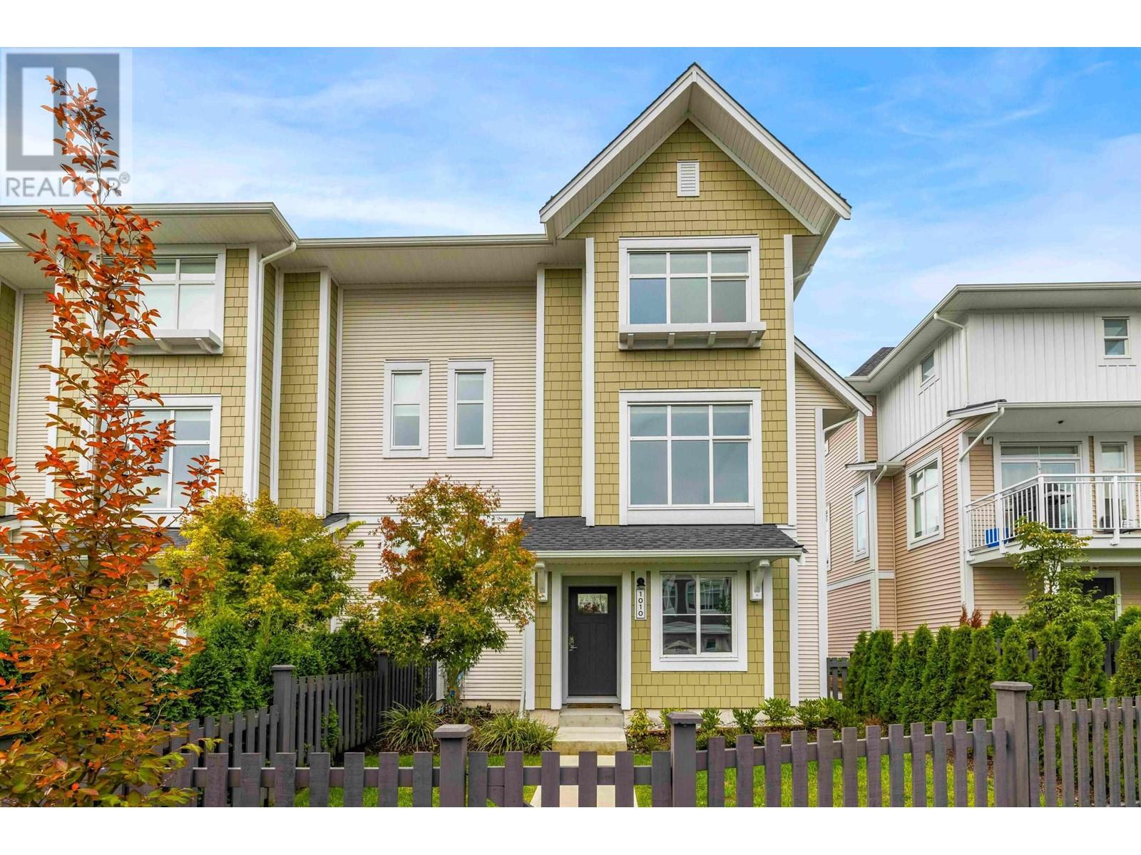 1010 11280 Pazarena Place, Maple Ridge, British Columbia  V2X 9H8 - Photo 2 - R2937489