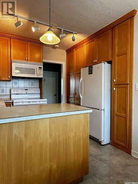 Property at 214 10th AVENUE W image 3