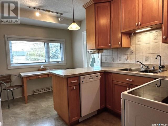 Property at 214 10th AVENUE W image 5