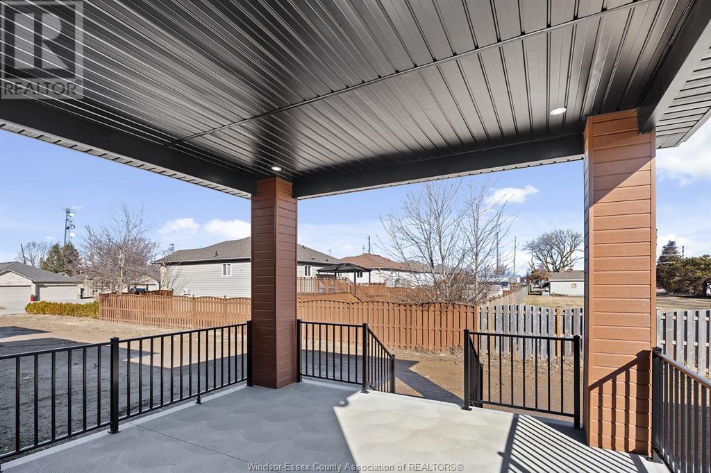 Property at 4 WOODLAND image 5