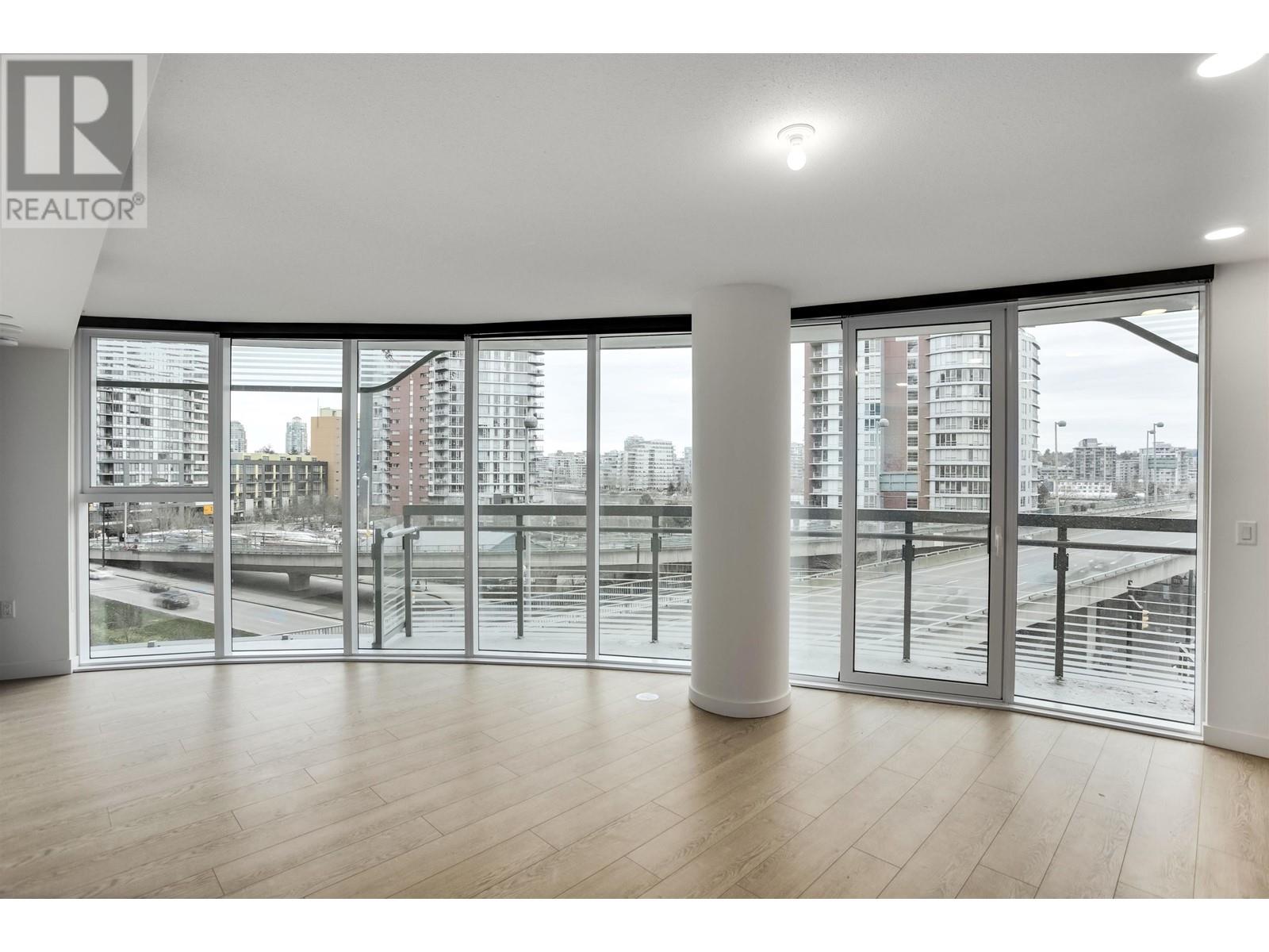 Listing Picture 3 of 30 : 584 87 NELSON STREET, Vancouver / 溫哥華 - 魯藝地產 Yvonne Lu Group - MLS Medallion Club Member