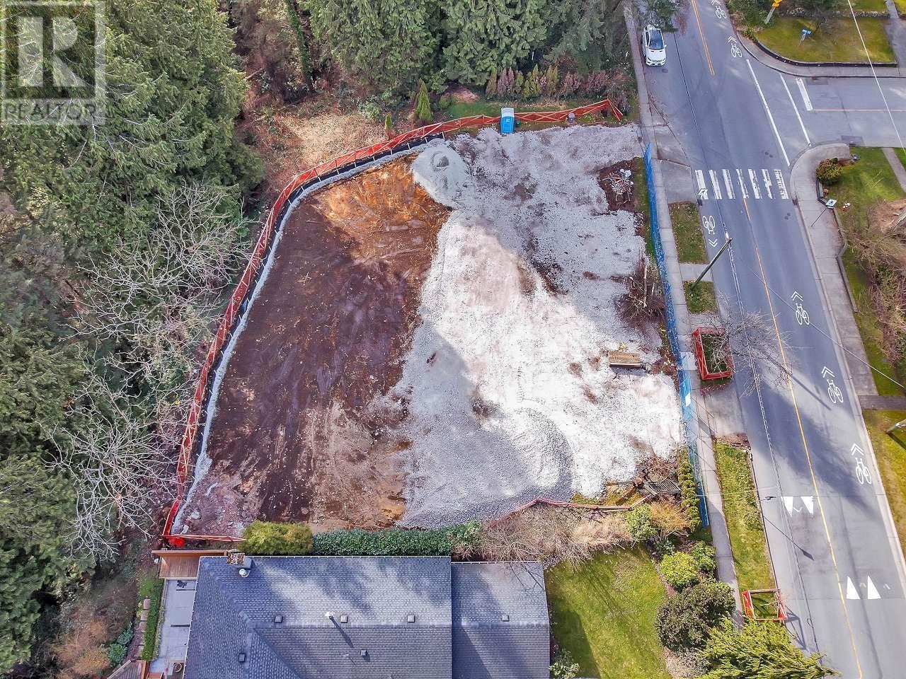 Listing Picture 10 of 15 : 1916 MACKAY AVENUE, Vancouver / 溫哥華 - 魯藝地產 Yvonne Lu Group - MLS Medallion Club Member