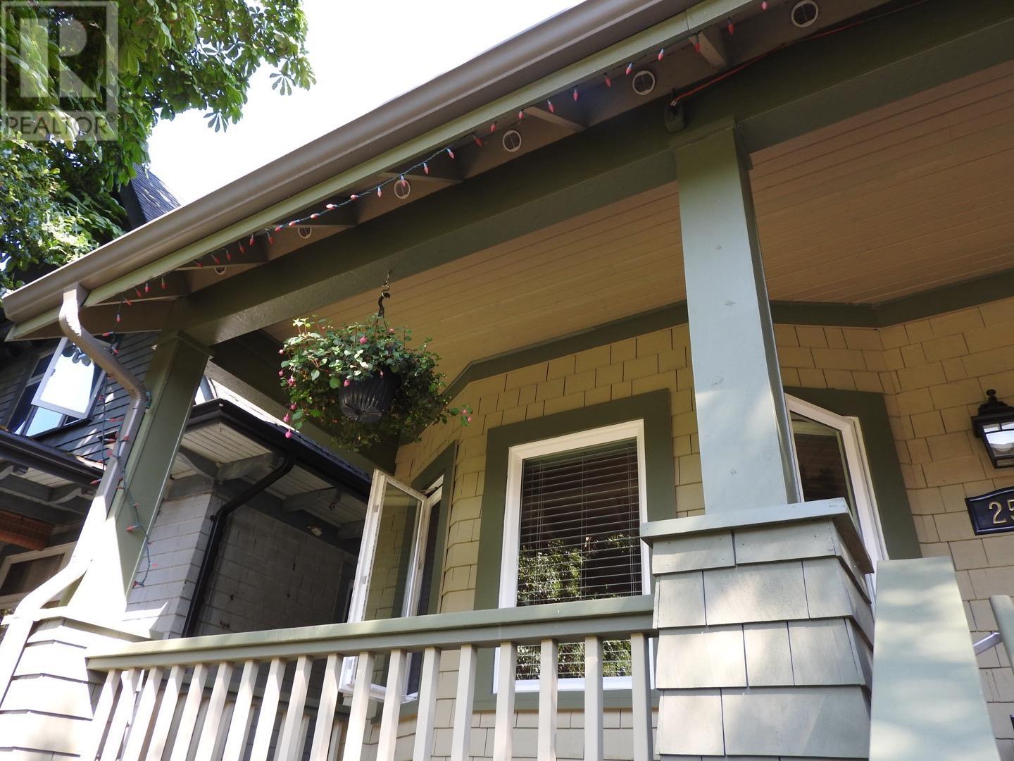 2537 Trinity Street, Vancouver, British Columbia  V5K 1E3 - Photo 2 - R2937970