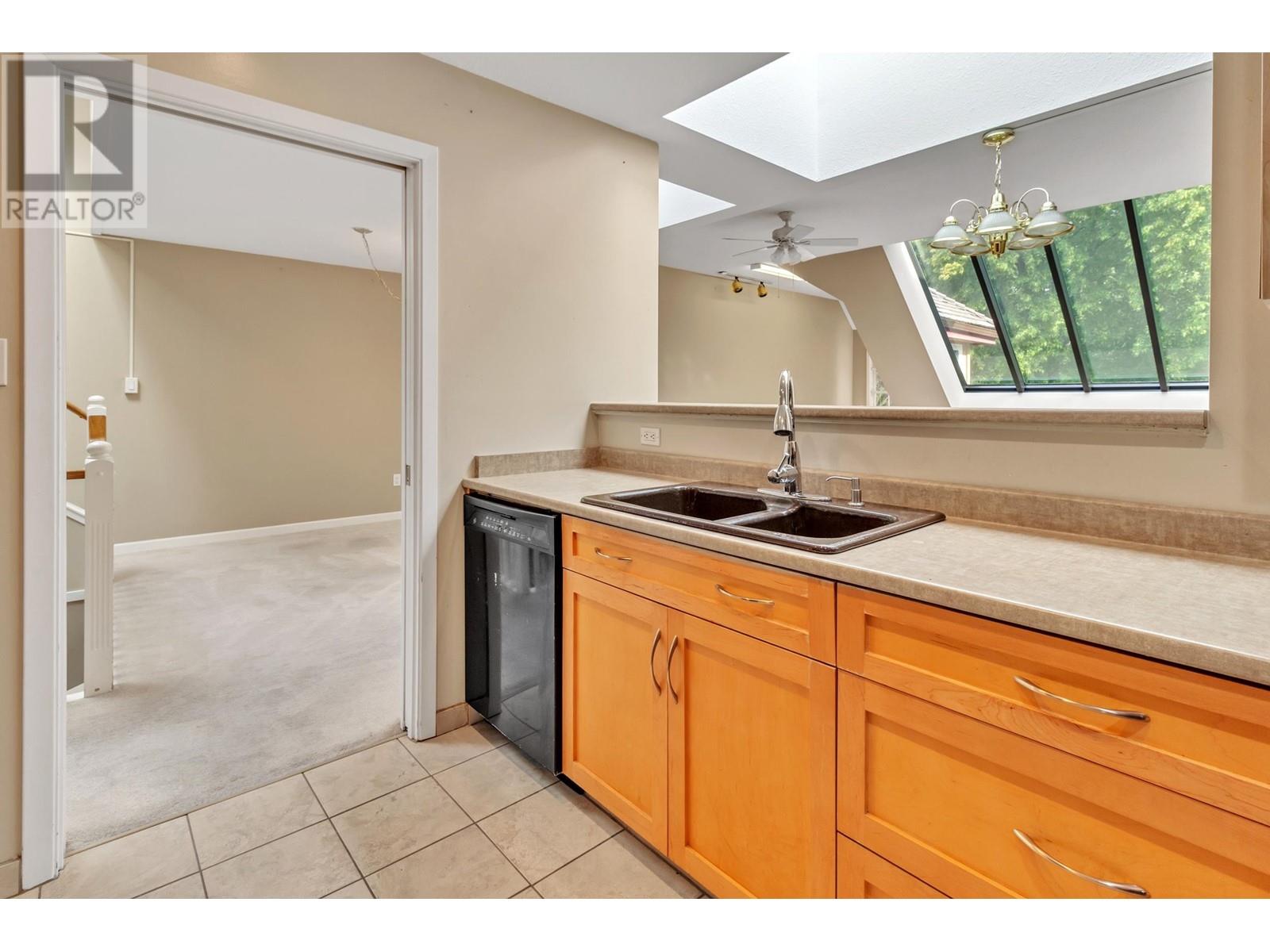20 3980 Canada Way, Burnaby, British Columbia  V5G 1G7 - Photo 5 - R2938065