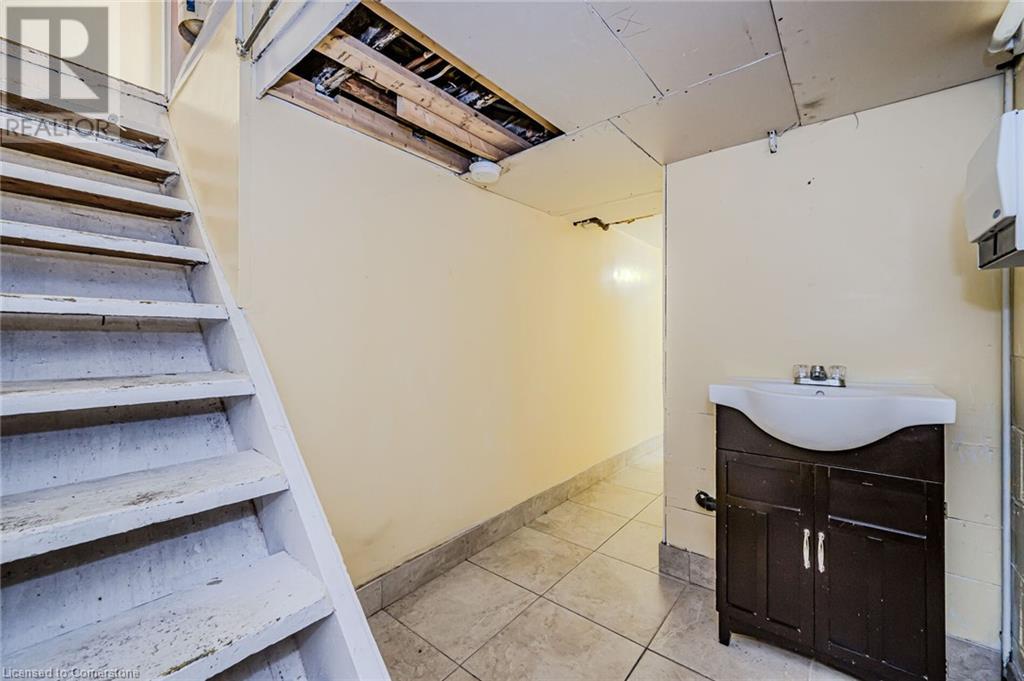 1353 Main Street E Unit# 1Hamilton, Ontario  L8K 1B6 - Photo 8 - 40666674