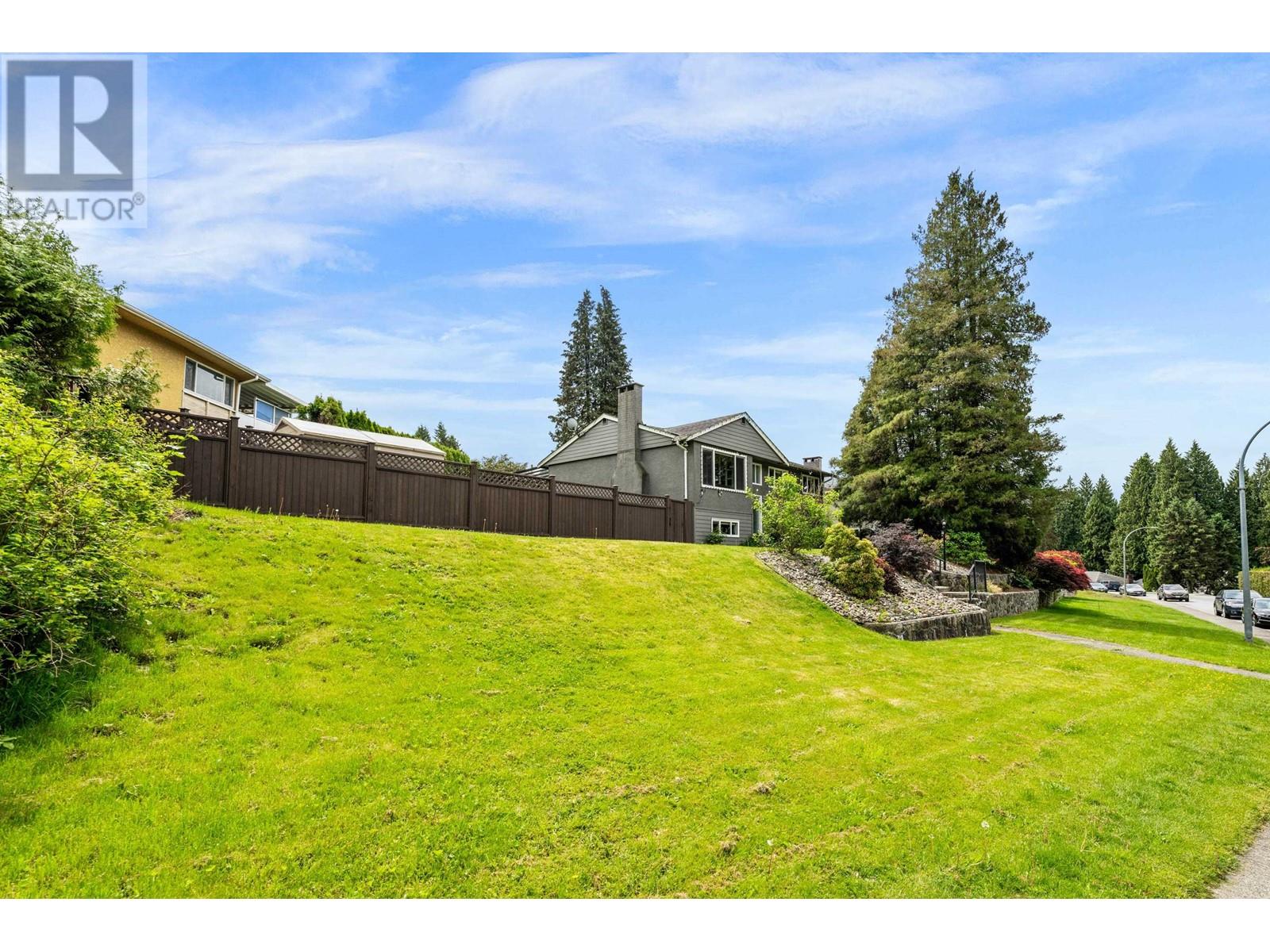 2630 Noel Drive, Burnaby, British Columbia  V3J 1J3 - Photo 3 - R2938064