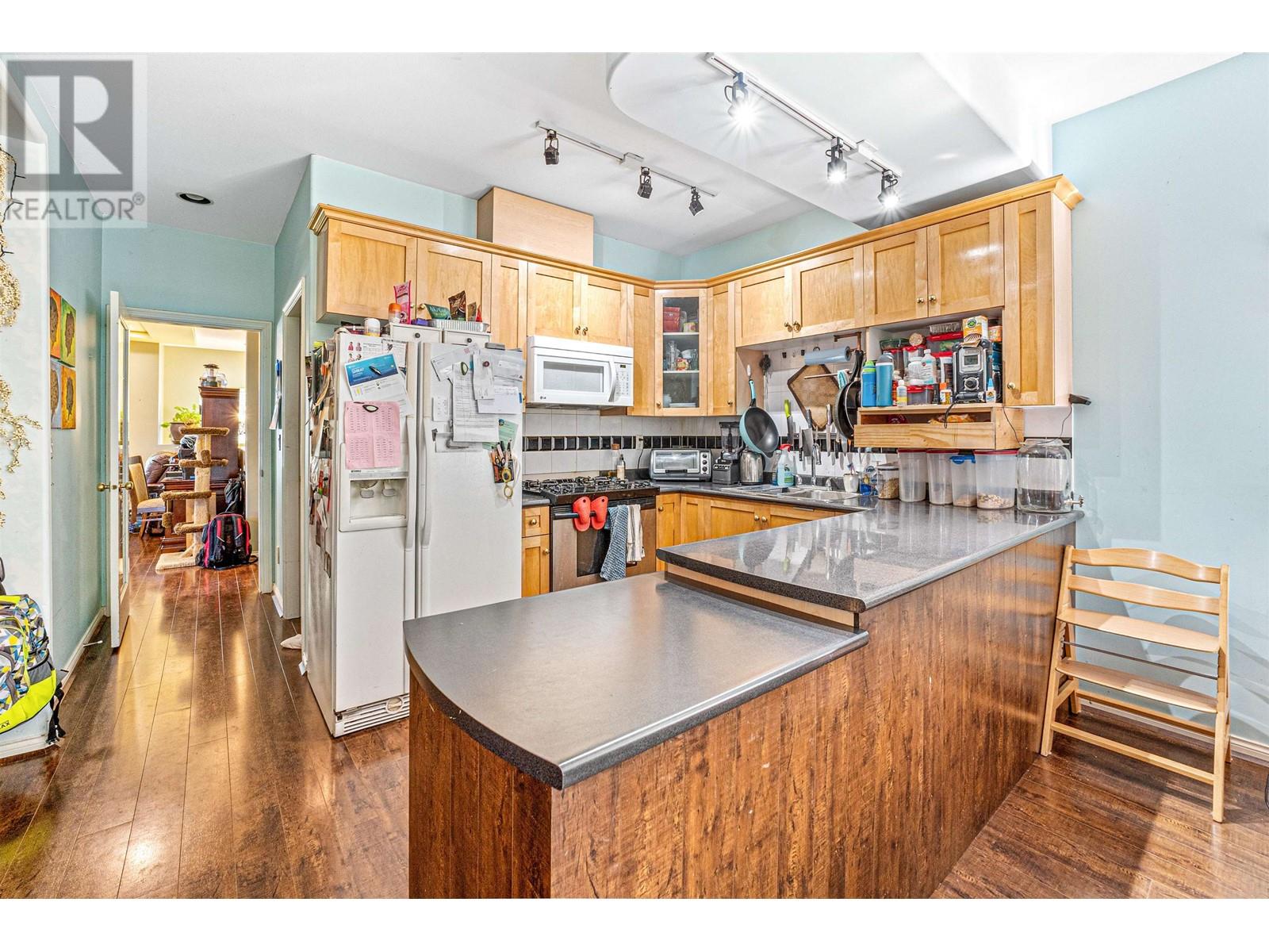 Listing Picture 10 of 39 : 6693 CANADA WAY, Burnaby / 本拿比 - 魯藝地產 Yvonne Lu Group - MLS Medallion Club Member