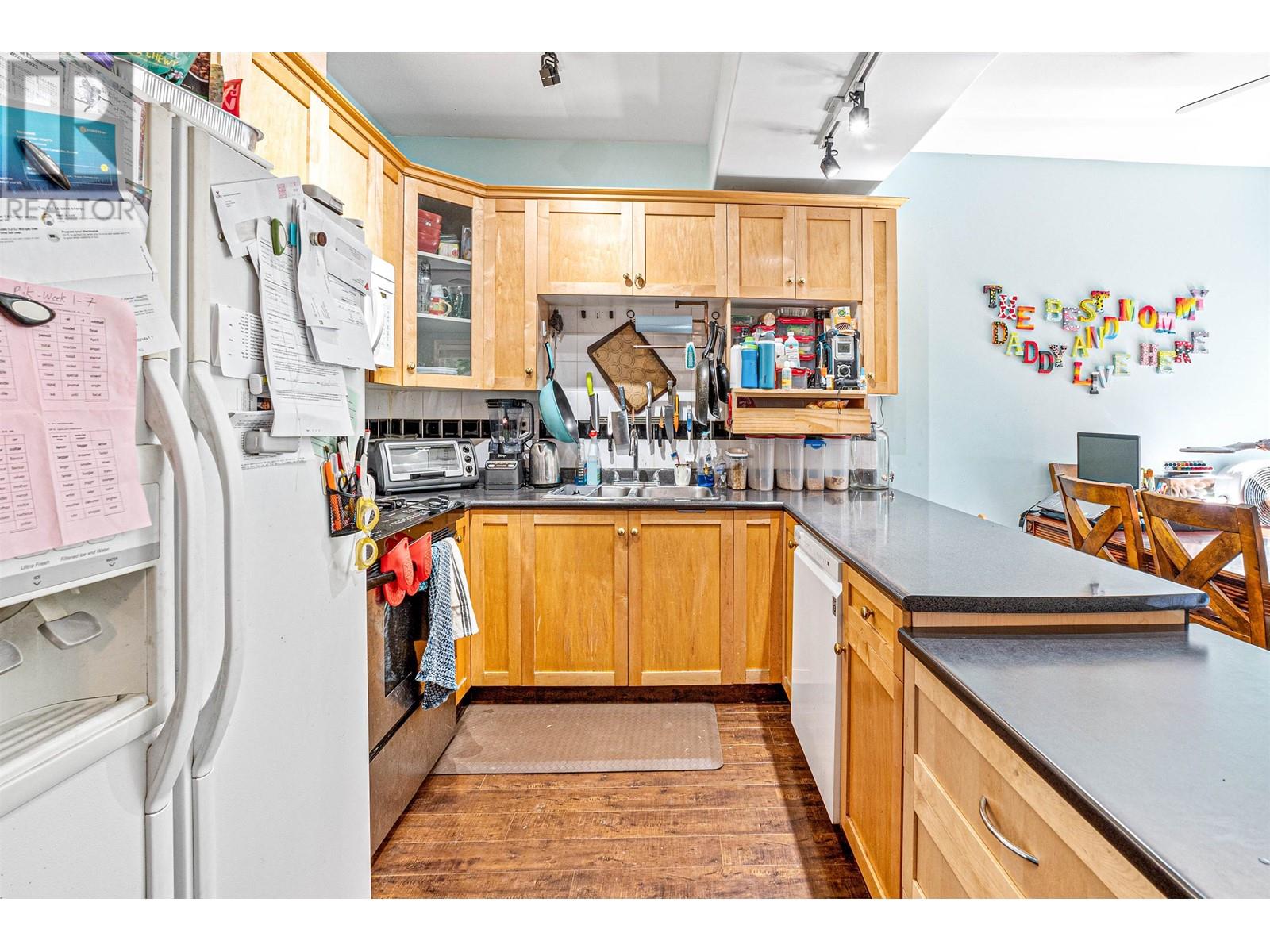 Listing Picture 11 of 39 : 6693 CANADA WAY, Burnaby / 本拿比 - 魯藝地產 Yvonne Lu Group - MLS Medallion Club Member