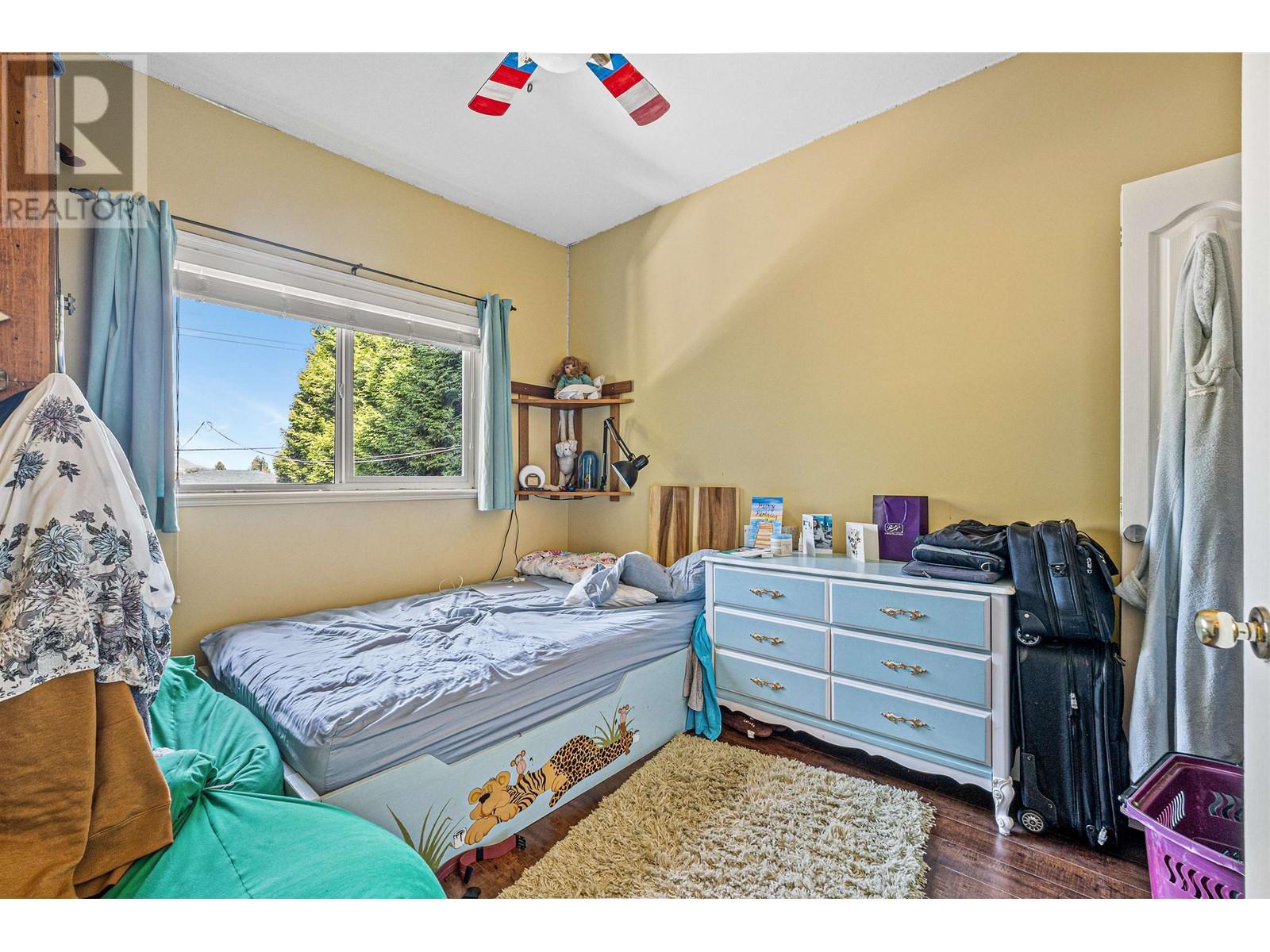 Listing Picture 18 of 39 : 6693 CANADA WAY, Burnaby / 本拿比 - 魯藝地產 Yvonne Lu Group - MLS Medallion Club Member