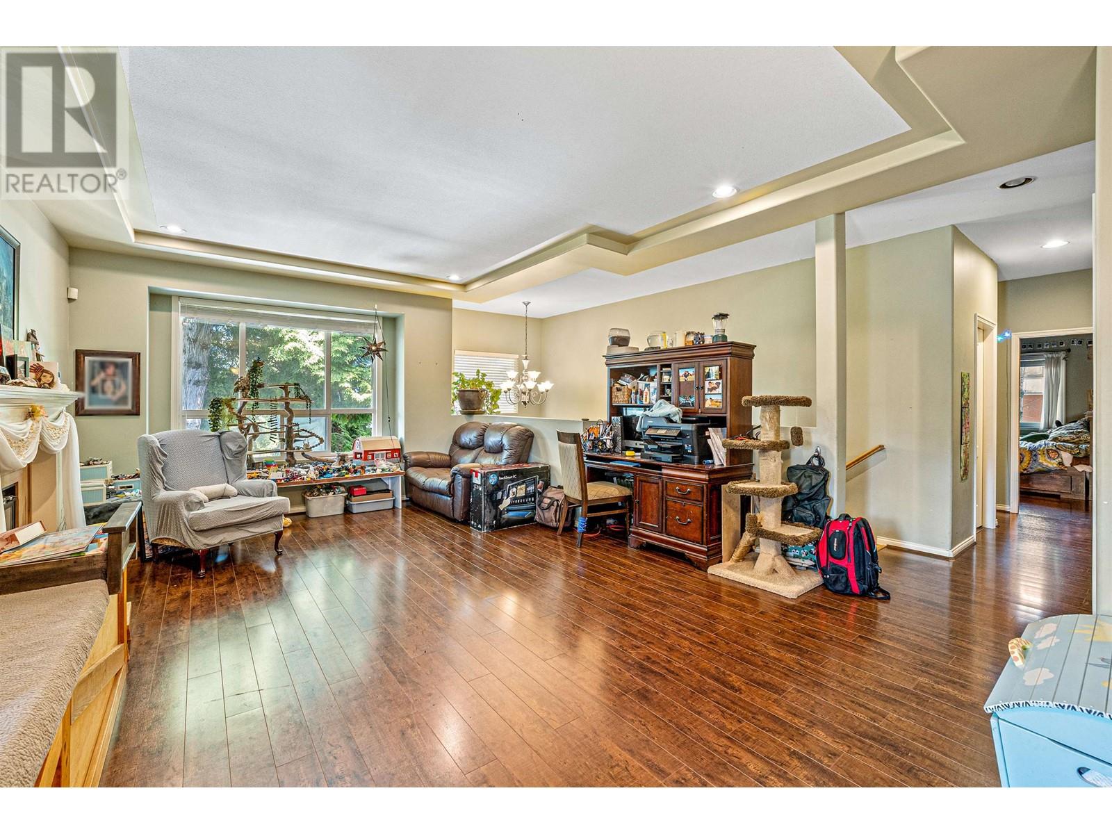 Listing Picture 2 of 39 : 6693 CANADA WAY, Burnaby / 本拿比 - 魯藝地產 Yvonne Lu Group - MLS Medallion Club Member