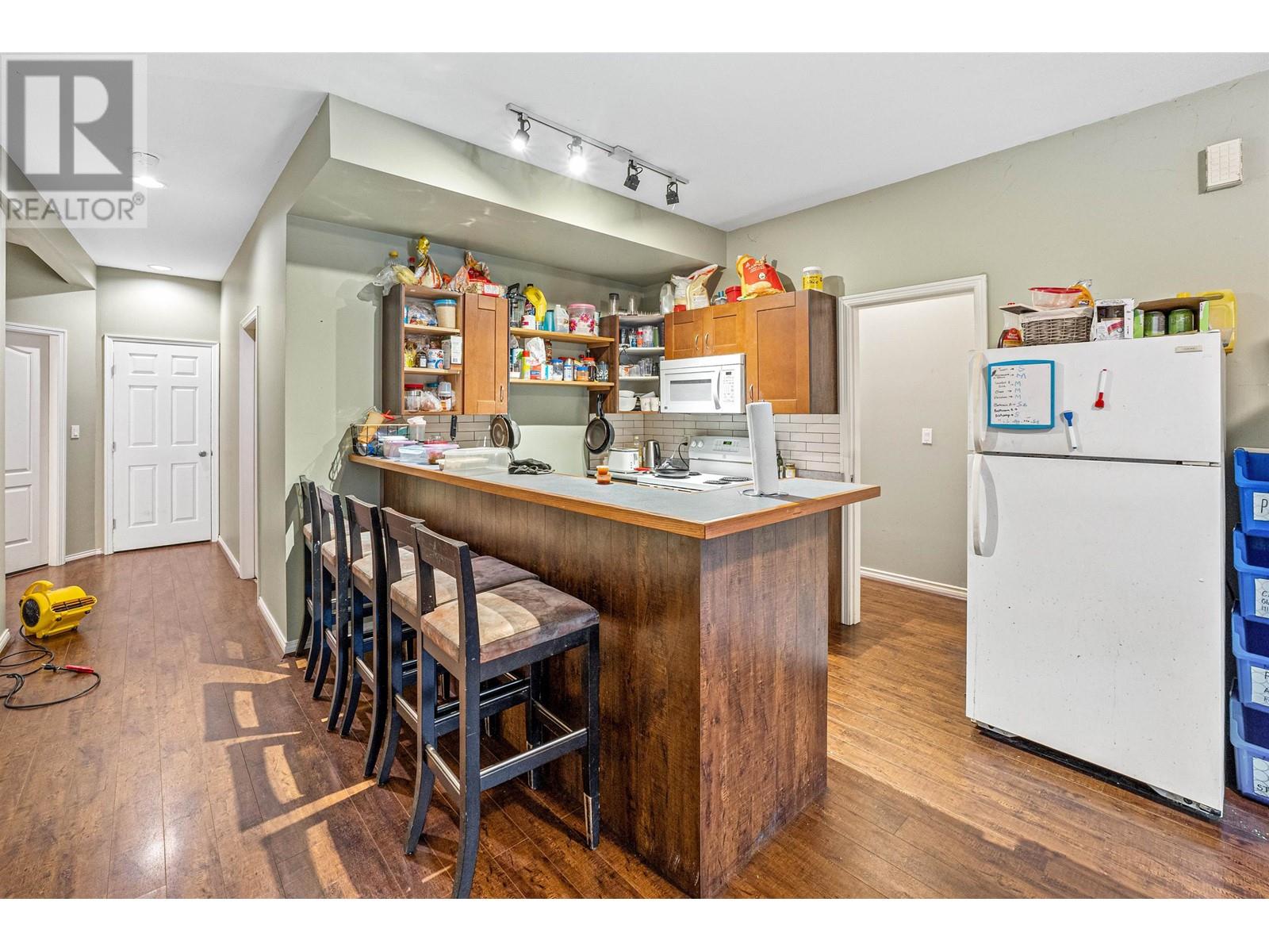 Listing Picture 25 of 39 : 6693 CANADA WAY, Burnaby / 本拿比 - 魯藝地產 Yvonne Lu Group - MLS Medallion Club Member