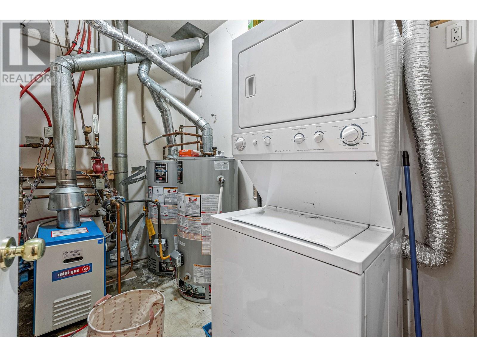 Listing Picture 30 of 39 : 6693 CANADA WAY, Burnaby / 本拿比 - 魯藝地產 Yvonne Lu Group - MLS Medallion Club Member