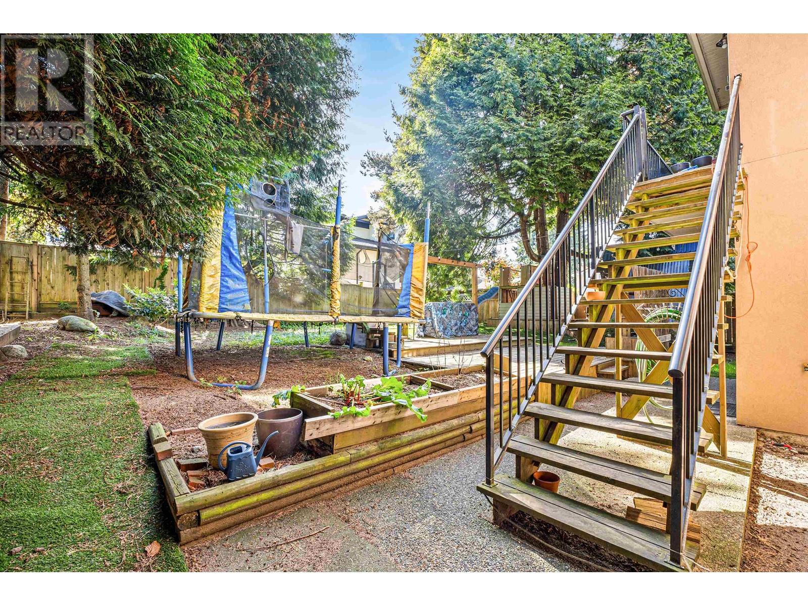 Listing Picture 34 of 39 : 6693 CANADA WAY, Burnaby / 本拿比 - 魯藝地產 Yvonne Lu Group - MLS Medallion Club Member