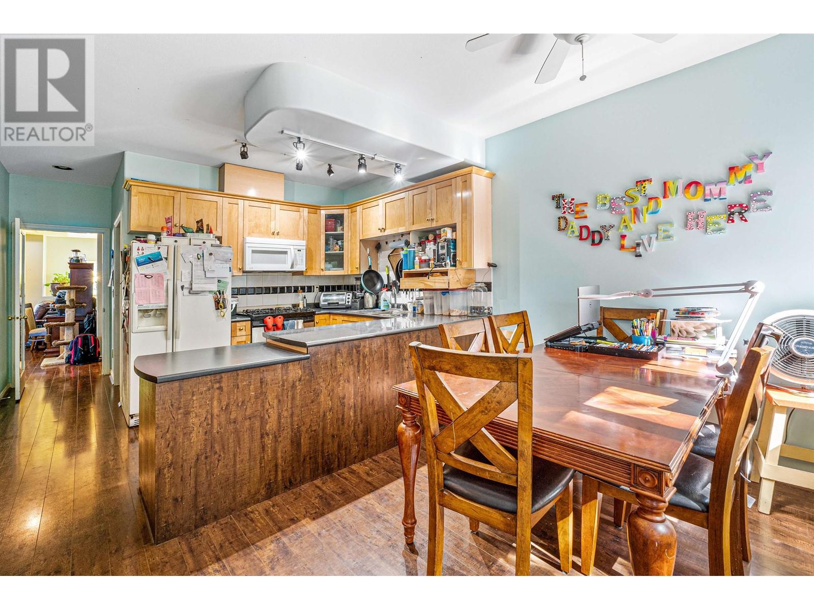 Listing Picture 9 of 39 : 6693 CANADA WAY, Burnaby / 本拿比 - 魯藝地產 Yvonne Lu Group - MLS Medallion Club Member