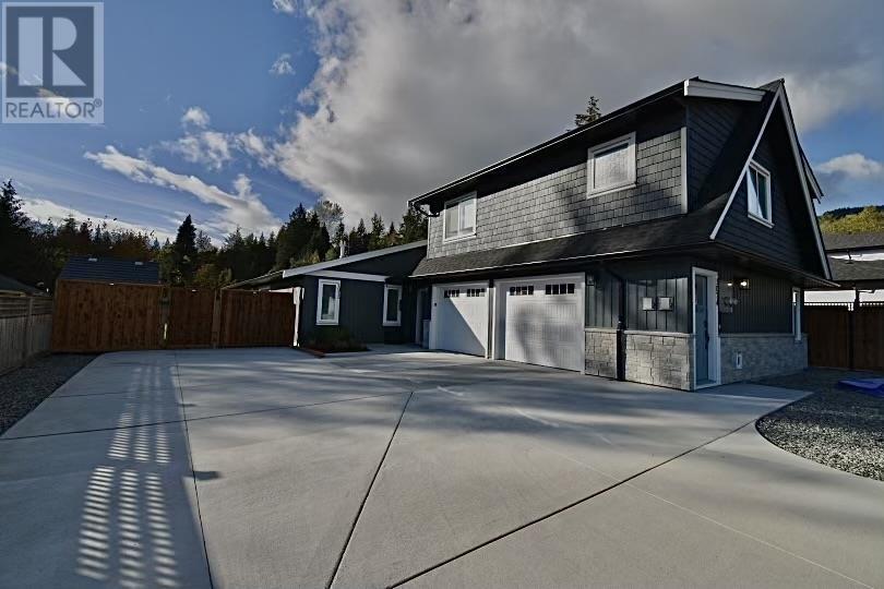 1072-74 Celia Crescent, Gibsons, British Columbia  V0N 1V7 - Photo 1 - R2938258