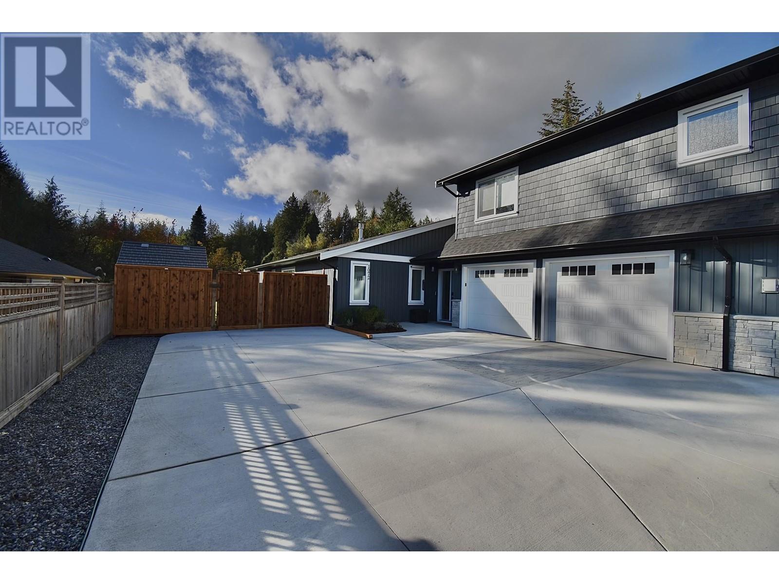 1072-74 Celia Crescent, Gibsons, British Columbia  V0N 1V7 - Photo 2 - R2938258