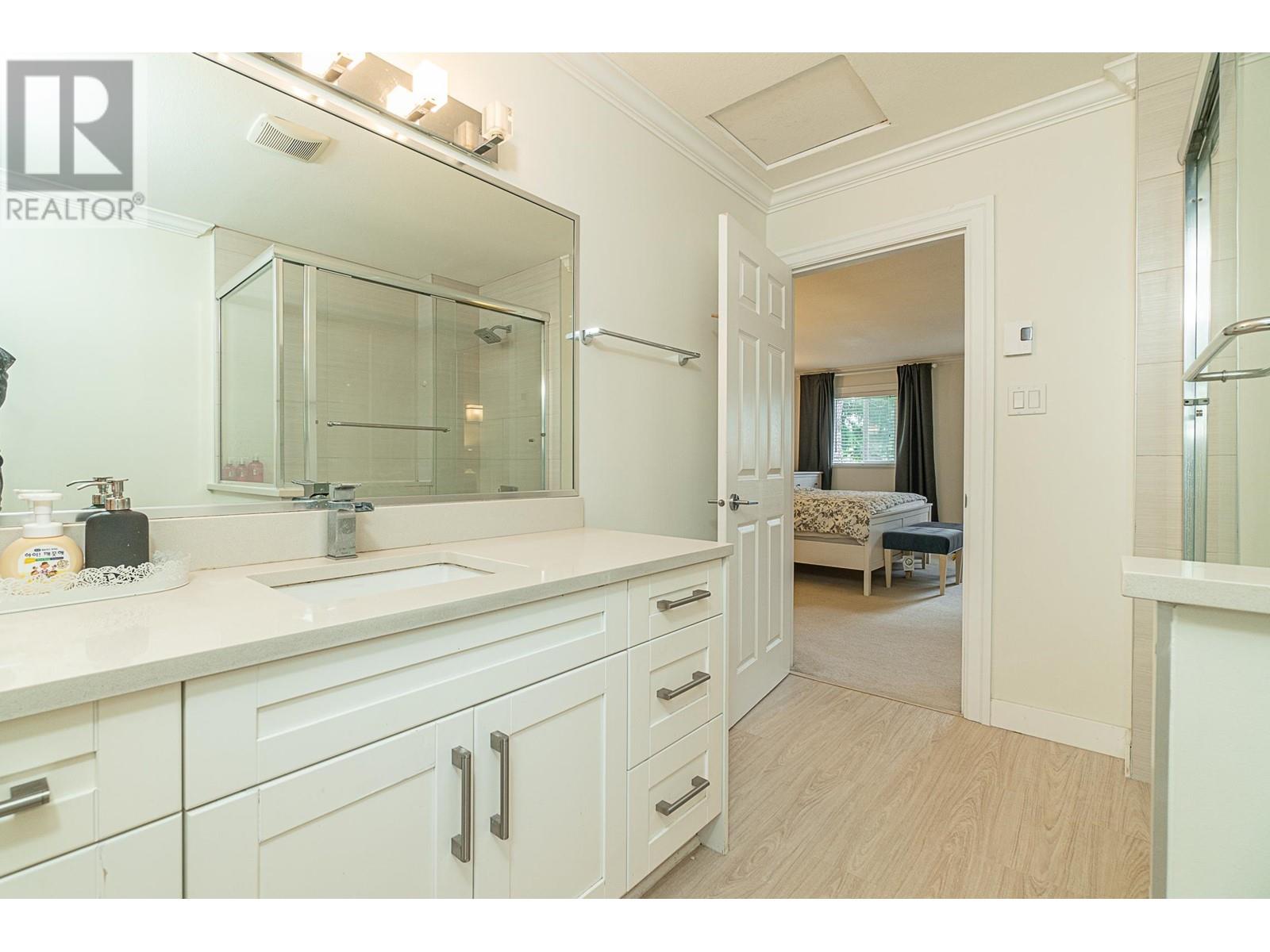 Listing Picture 26 of 28 : 6751 JUNIPER DRIVE, Richmond / 烈治文 - 魯藝地產 Yvonne Lu Group - MLS Medallion Club Member