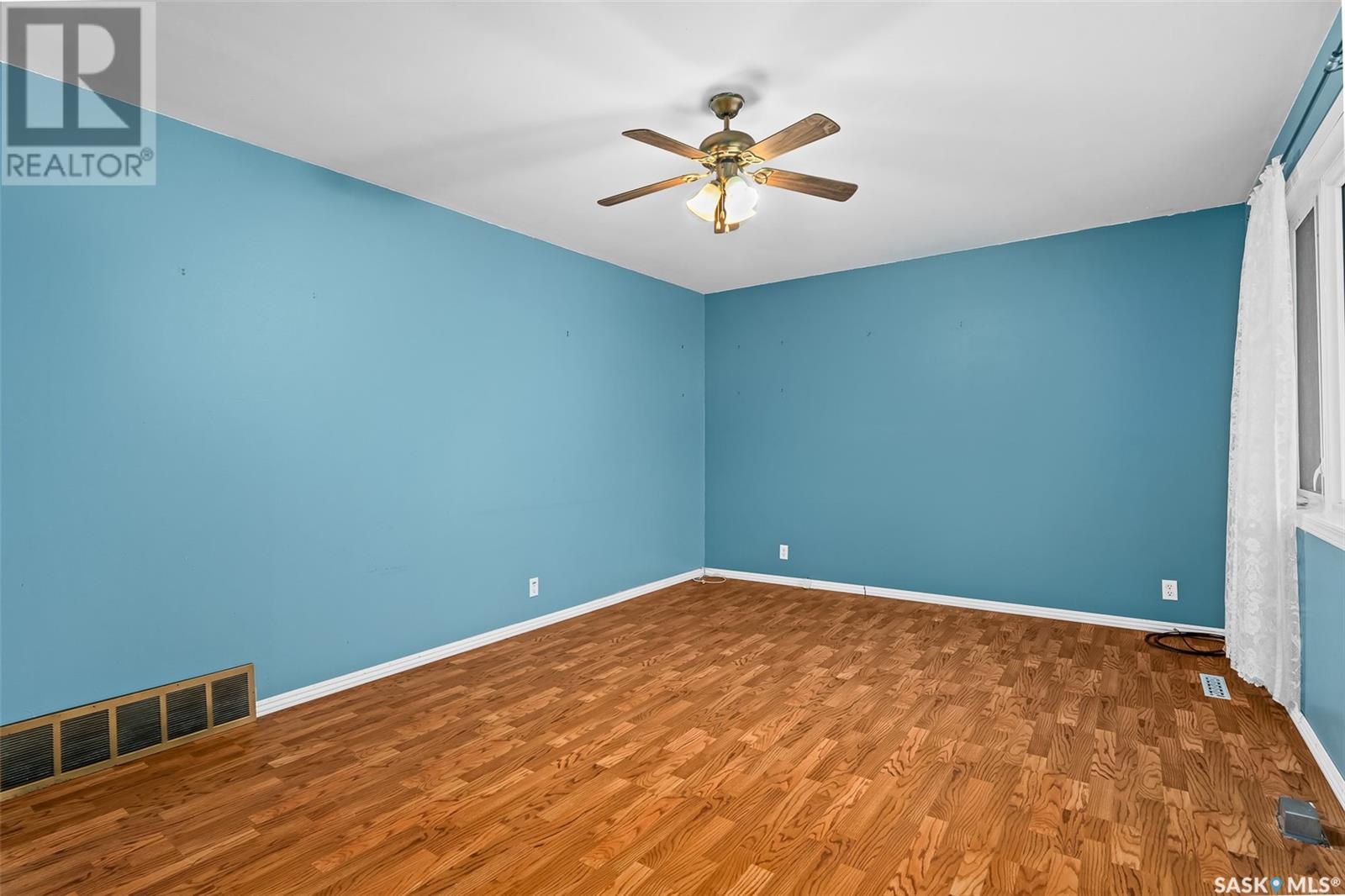 124 2nd Avenue, Mortlach, Saskatchewan  S0H 3E0 - Photo 3 - SK986754