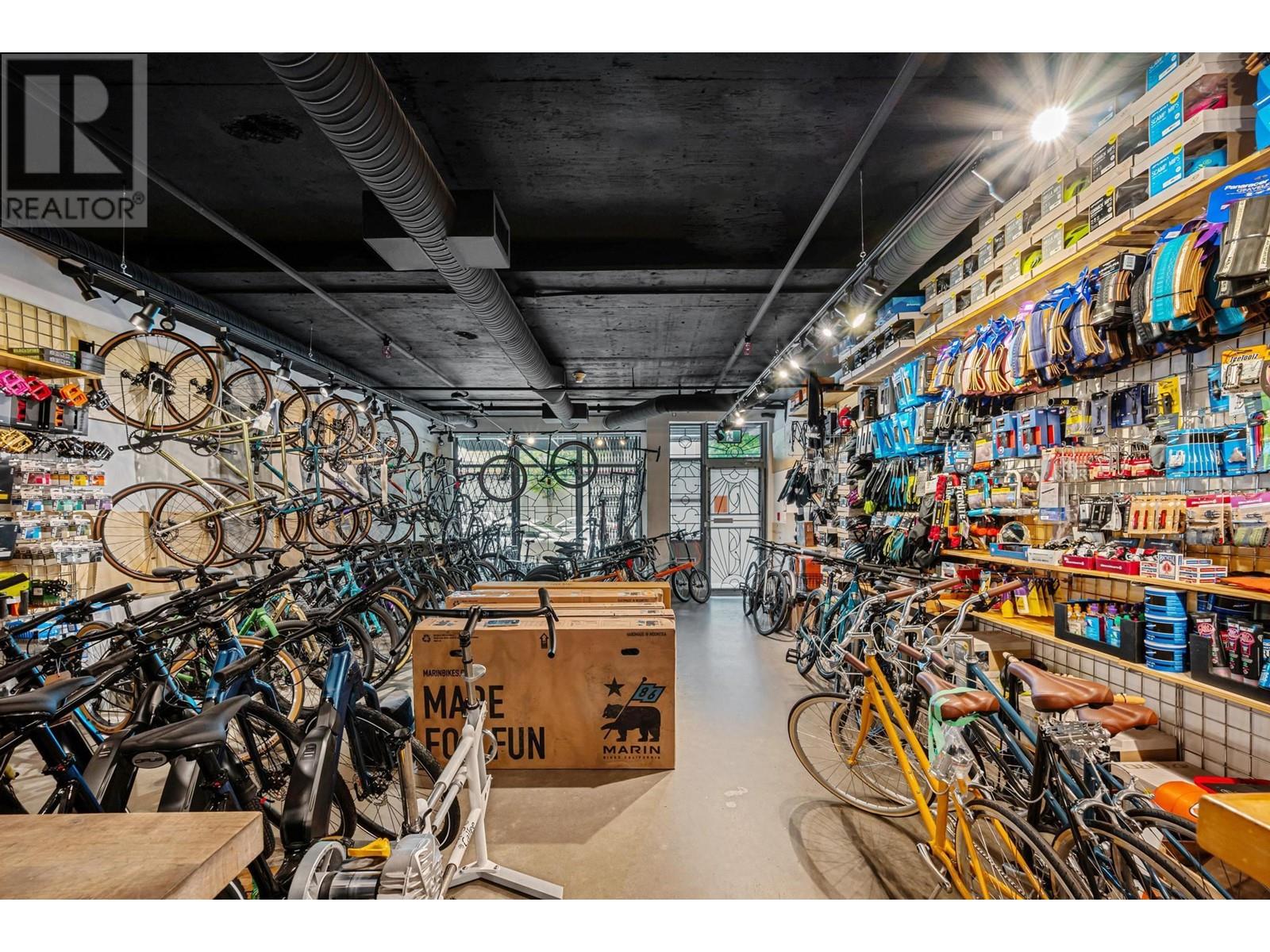 Listing Picture 3 of 16 : 3469 COMMERCIAL STREET, Vancouver / 溫哥華 - 魯藝地產 Yvonne Lu Group - MLS Medallion Club Member