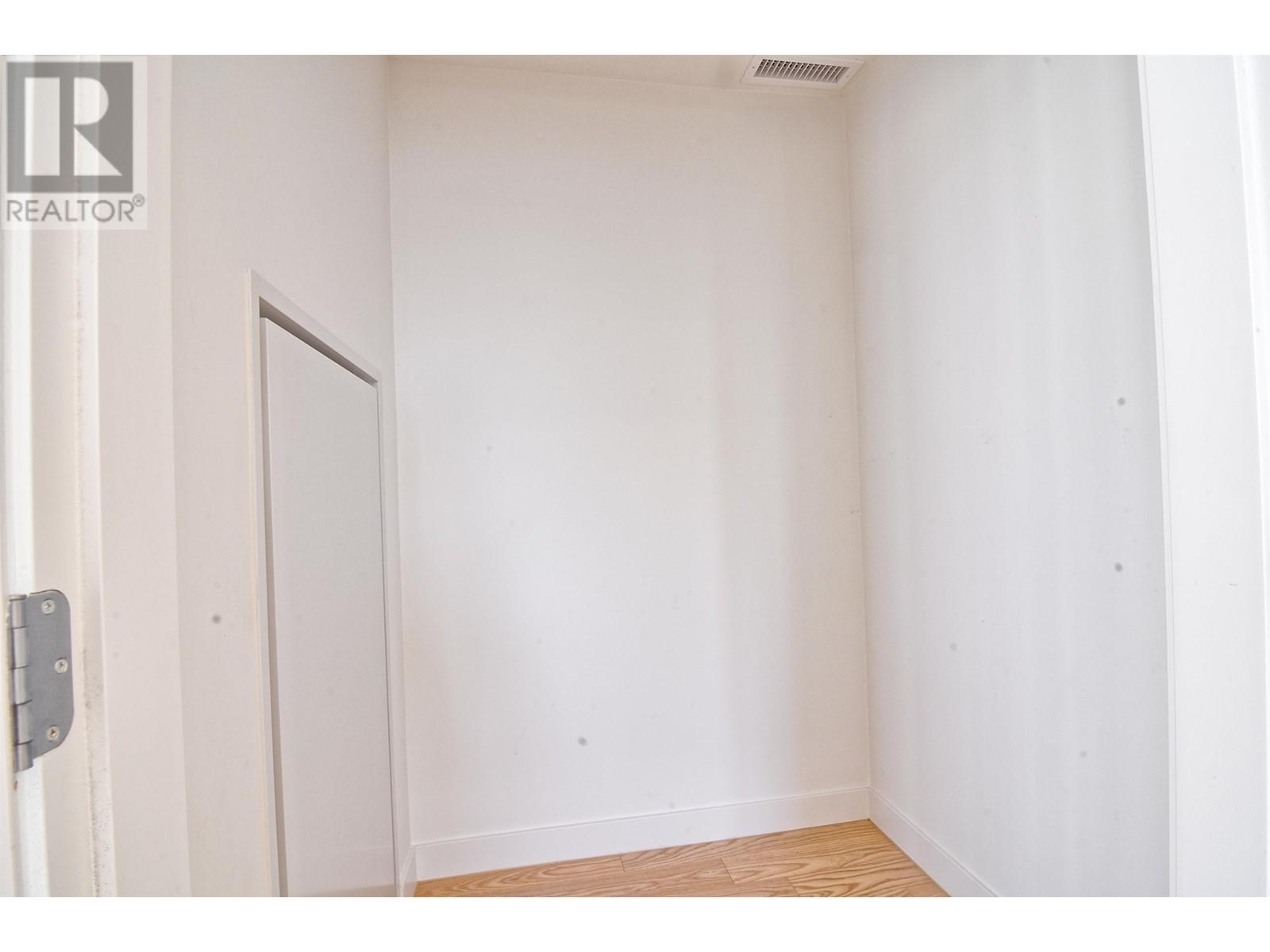 Listing Picture 22 of 34 : 302 7333 MURDOCH AVENUE, Richmond / 烈治文 - 魯藝地產 Yvonne Lu Group - MLS Medallion Club Member