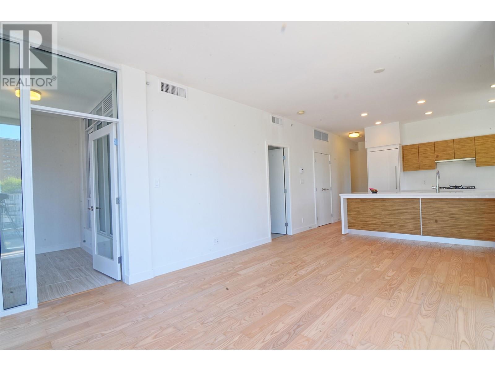 Listing Picture 6 of 34 : 302 7333 MURDOCH AVENUE, Richmond / 烈治文 - 魯藝地產 Yvonne Lu Group - MLS Medallion Club Member