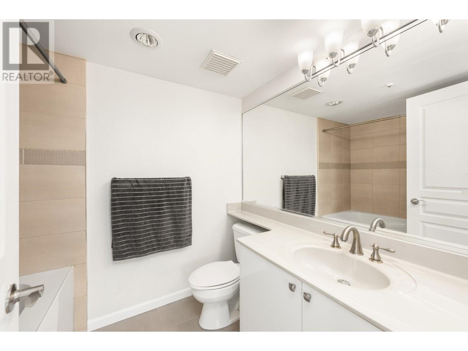 906 3071 Glen Drive, Coquitlam, British Columbia  V3B 7R1 - Photo 13 - R2938346