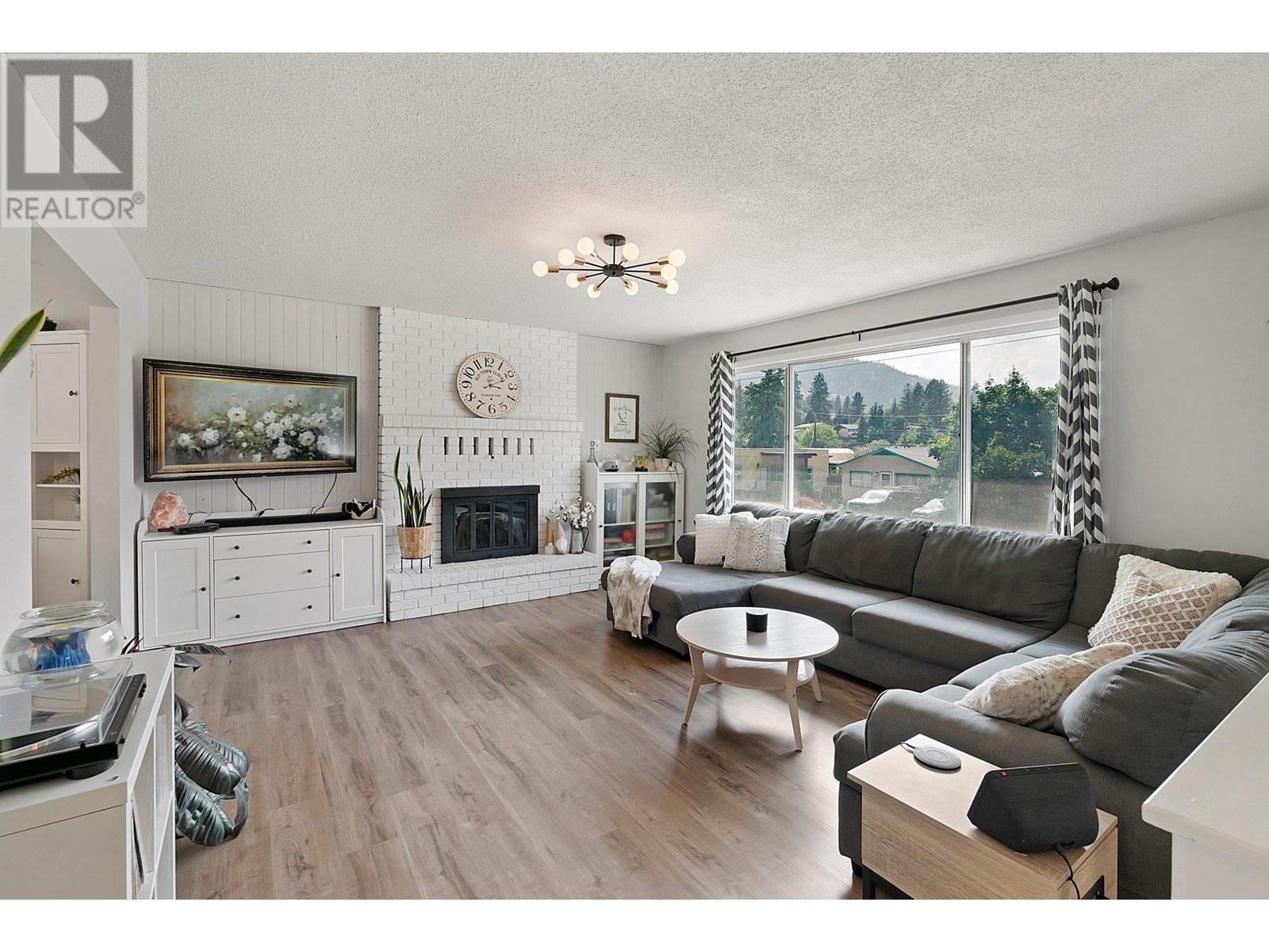 11029 Victoria Road S Summerland