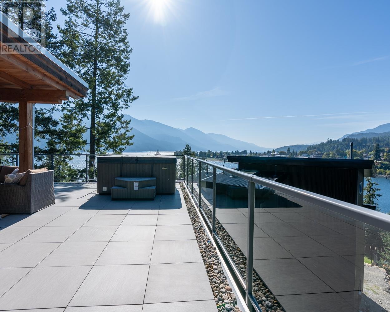 567 LARCH DRIVE Kaslo