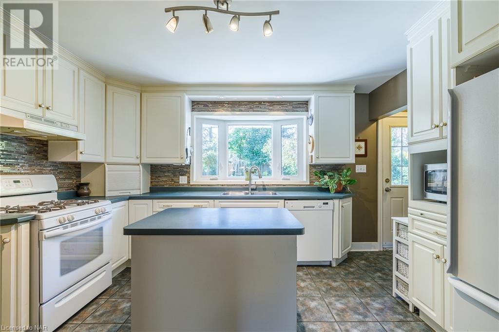 18 Alan Cr, Fonthill, Ontario  L0S 1E0 - Photo 14 - 40662525