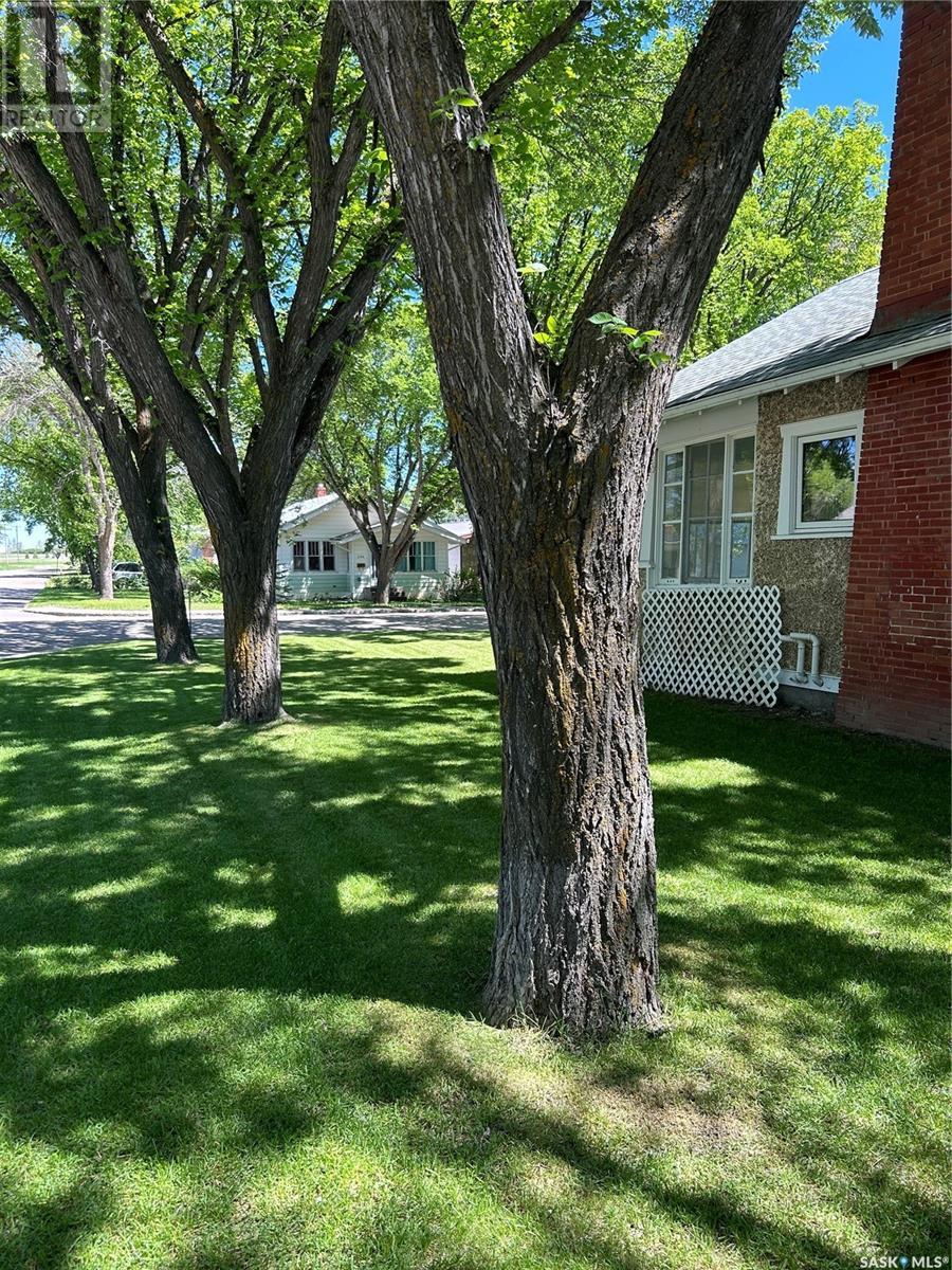 695 3rd Street E, Shaunavon, Saskatchewan  S0N 2M0 - Photo 2 - SK986734