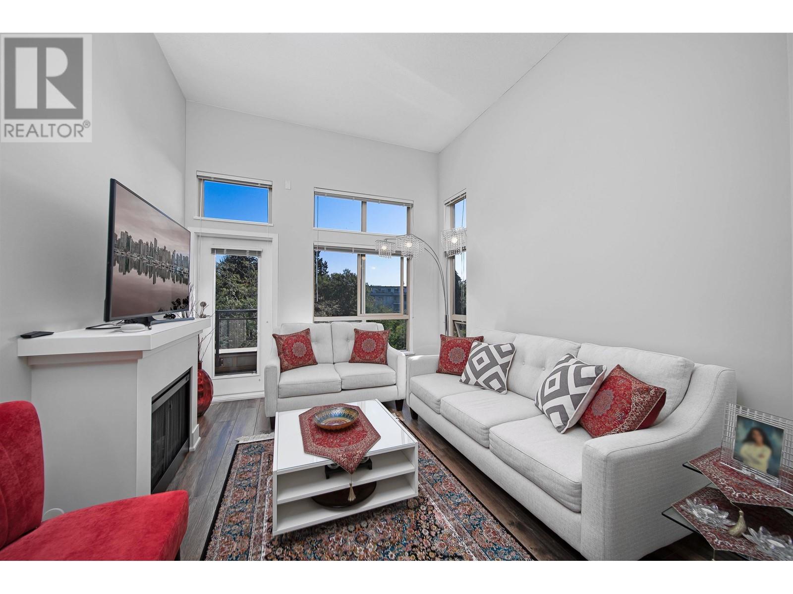 402 1633 Mackay Avenue, North Vancouver, British Columbia  V7P 0A2 - Photo 2 - R2938526