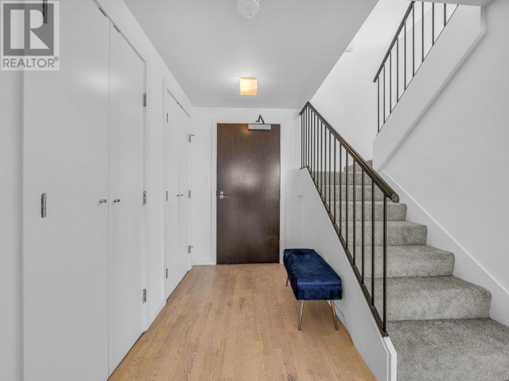 Listing Picture 2 of 20 : PH1 7979 FIRBRIDGE WAY, Richmond / 烈治文 - 魯藝地產 Yvonne Lu Group - MLS Medallion Club Member