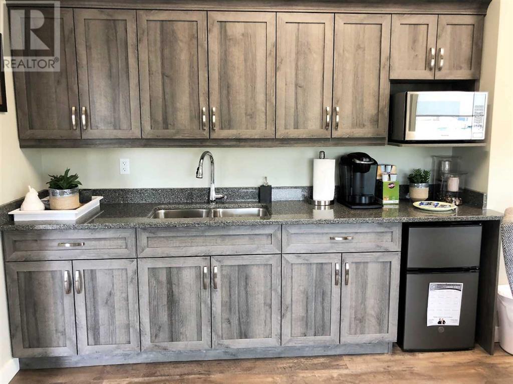 205, 499 Meadow Lake Court E, Brooks, Alberta T1R 0Y7 - Photo 13 - A2175160