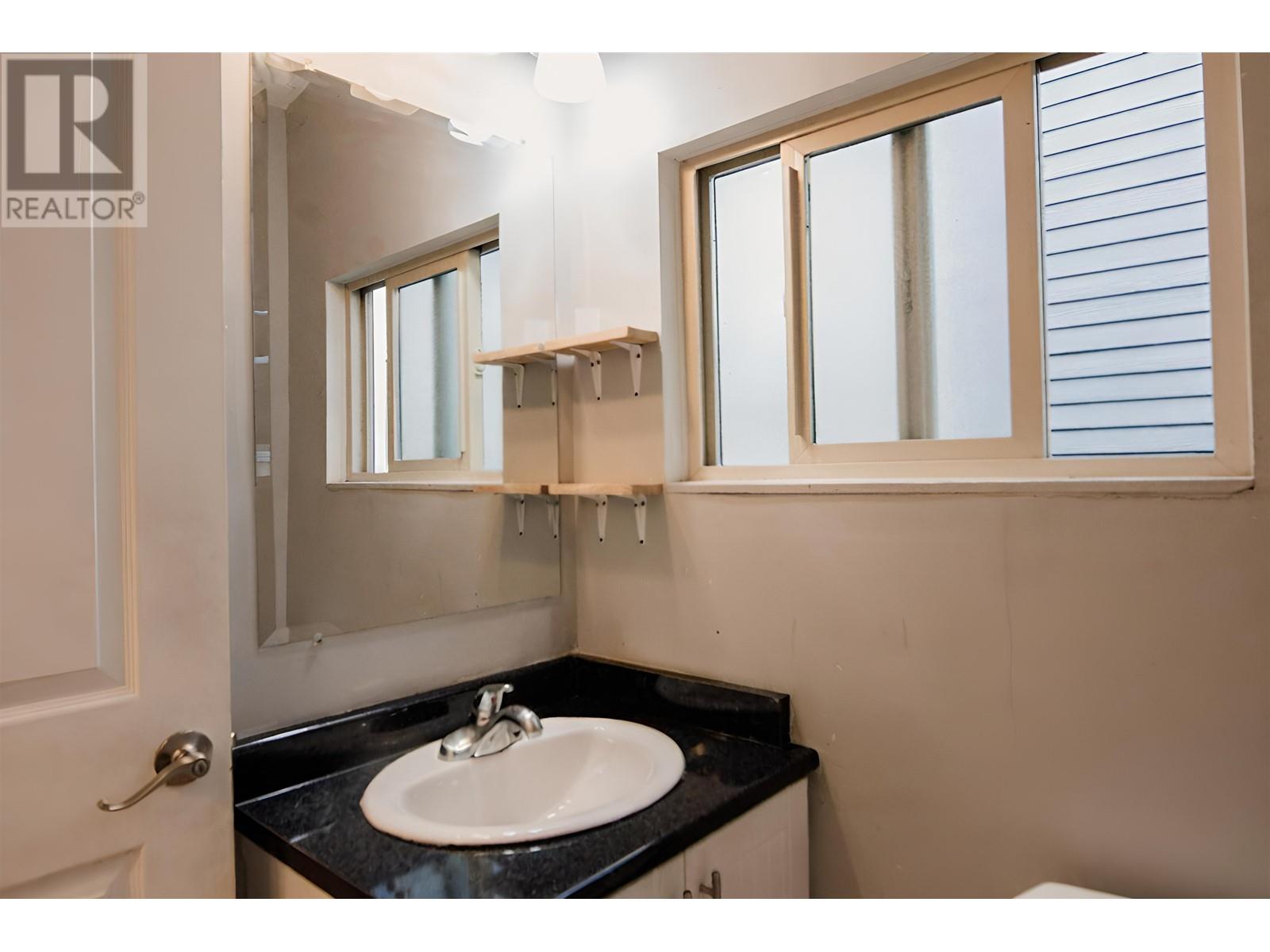 923-925 E Broadway, Vancouver, British Columbia  V5T 1Y3 - Photo 11 - R2938763