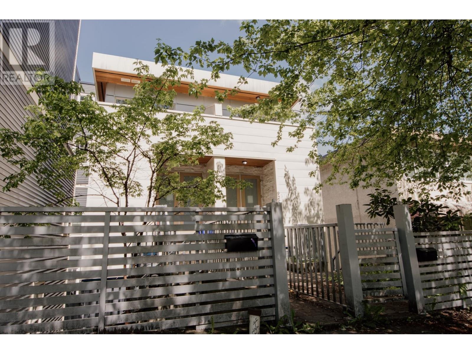 923-925 E Broadway, Vancouver, British Columbia  V5T 1Y3 - Photo 2 - R2938763