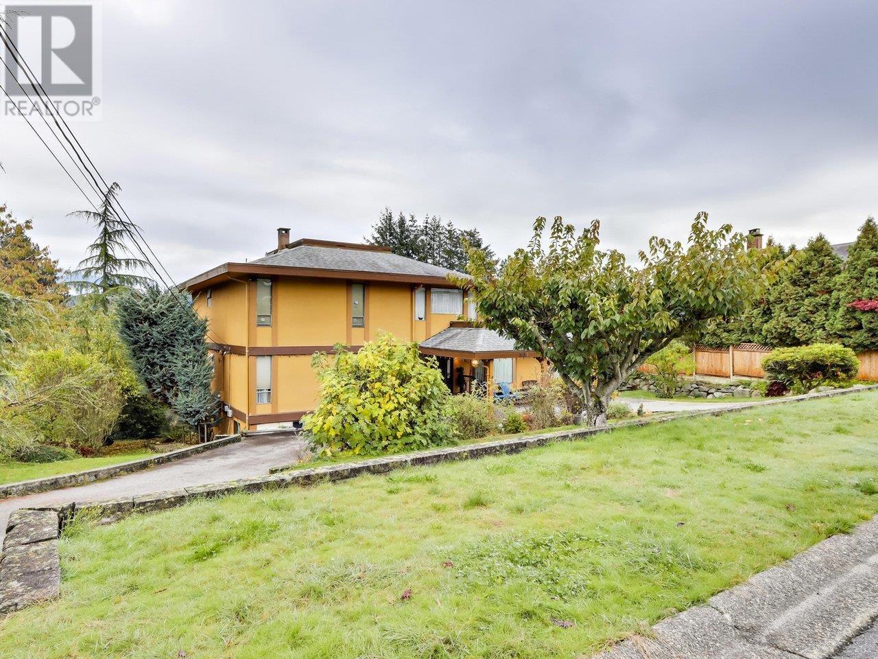 534 Beachview Drive, North Vancouver, British Columbia  V7G 1P9 - Photo 1 - R2938812