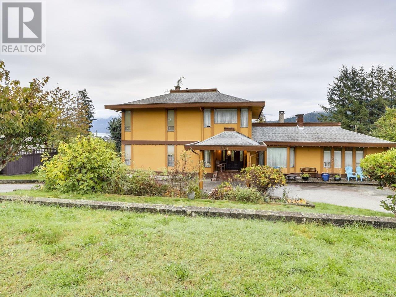 534 Beachview Drive, North Vancouver, British Columbia  V7G 1P9 - Photo 2 - R2938812