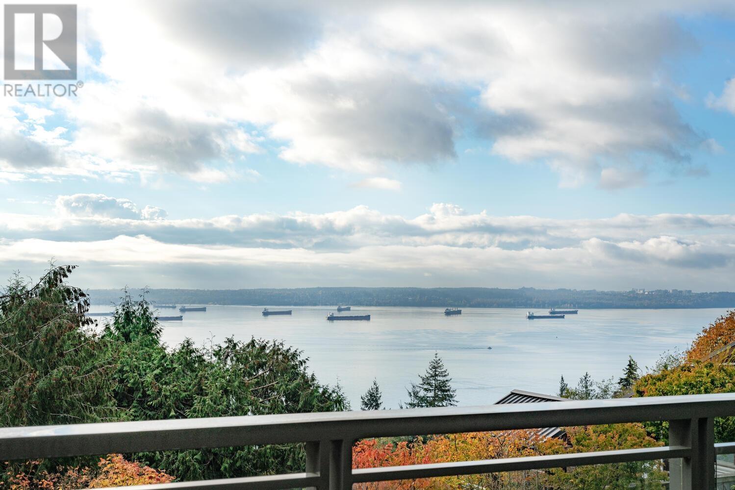 301 3315 Cypress Place, West Vancouver, British Columbia  V7S 3J7 - Photo 1 - R2938842