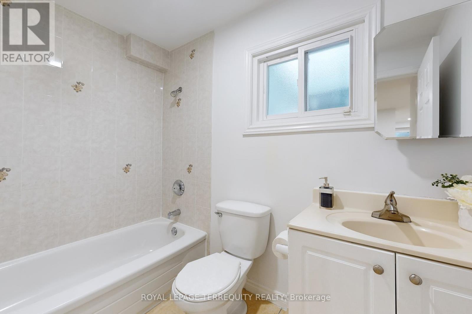 219 Dunview AvenueToronto (Willowdale East), Ontario  M2N 4H9 - Photo 18 - C9511897