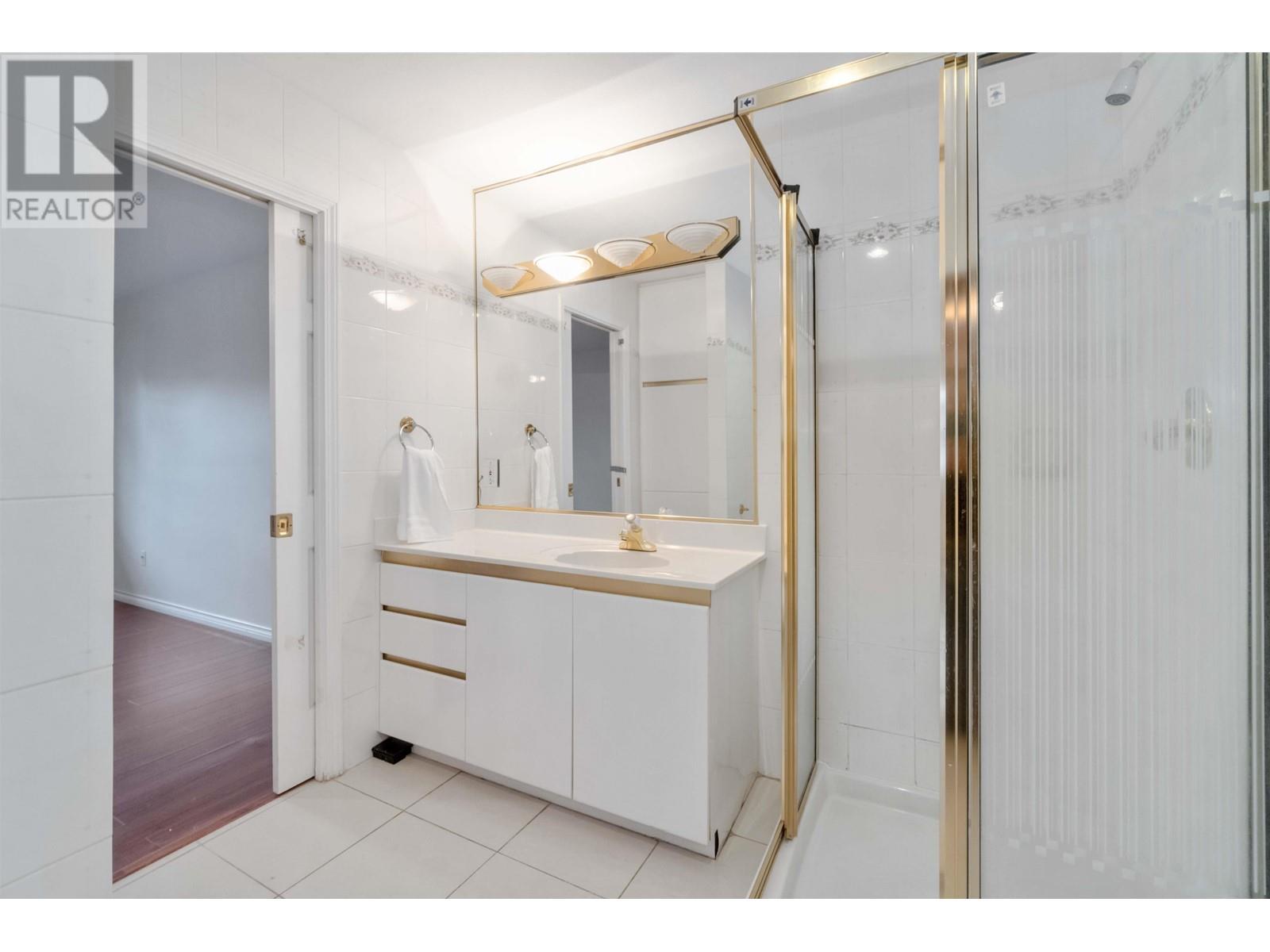 Listing Picture 18 of 40 : 5371 BLUNDELL ROAD, Richmond / 烈治文 - 魯藝地產 Yvonne Lu Group - MLS Medallion Club Member